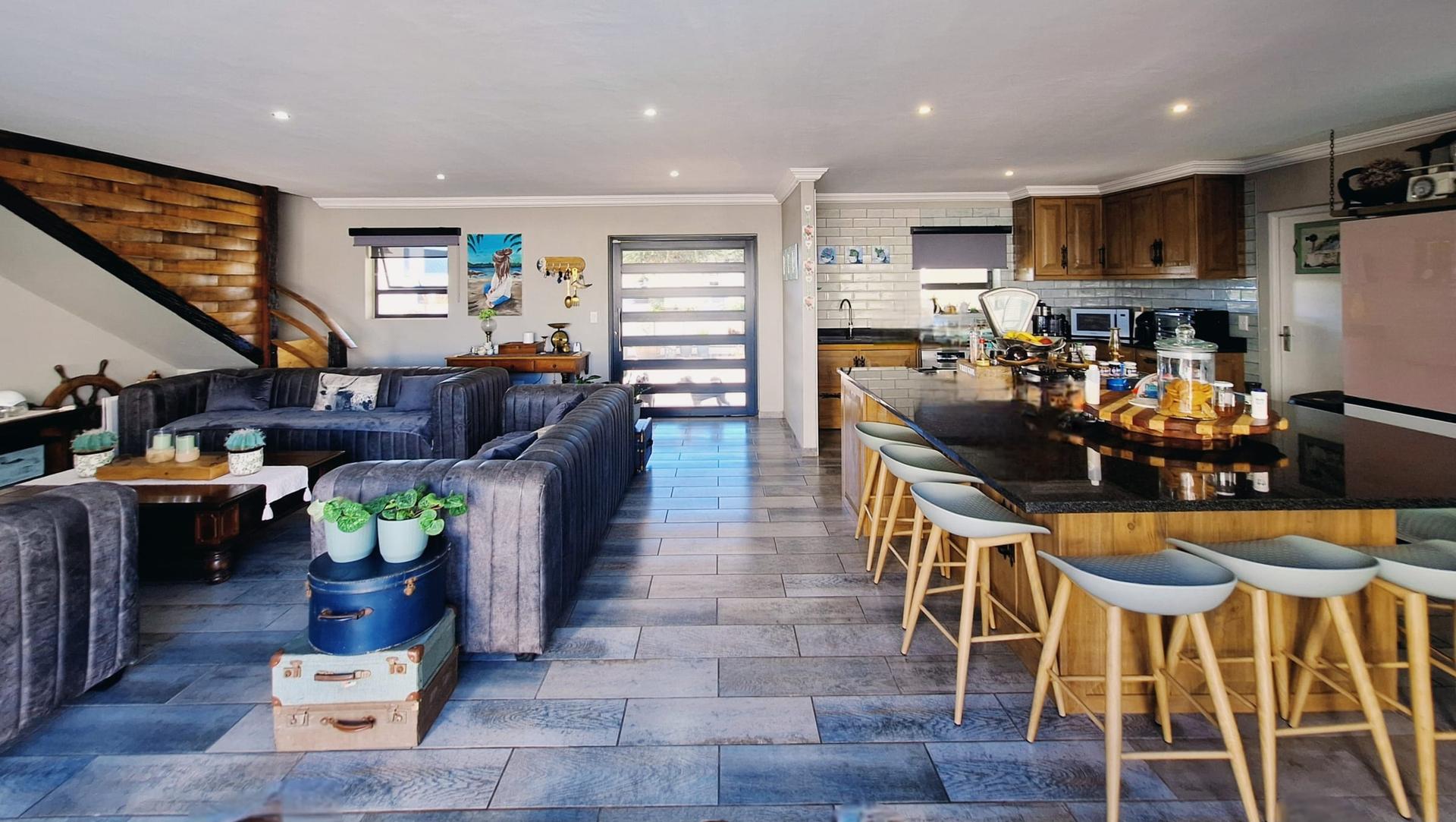 Exceptional Coastal Retreat for Extended Luxury Living — photograph 2