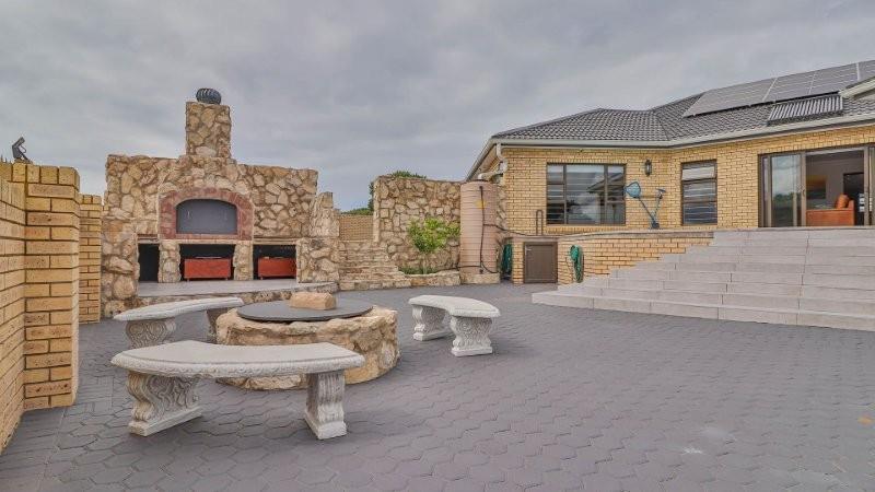3 Bedroom House For Sale in Stilbaai Wes — photograph 5