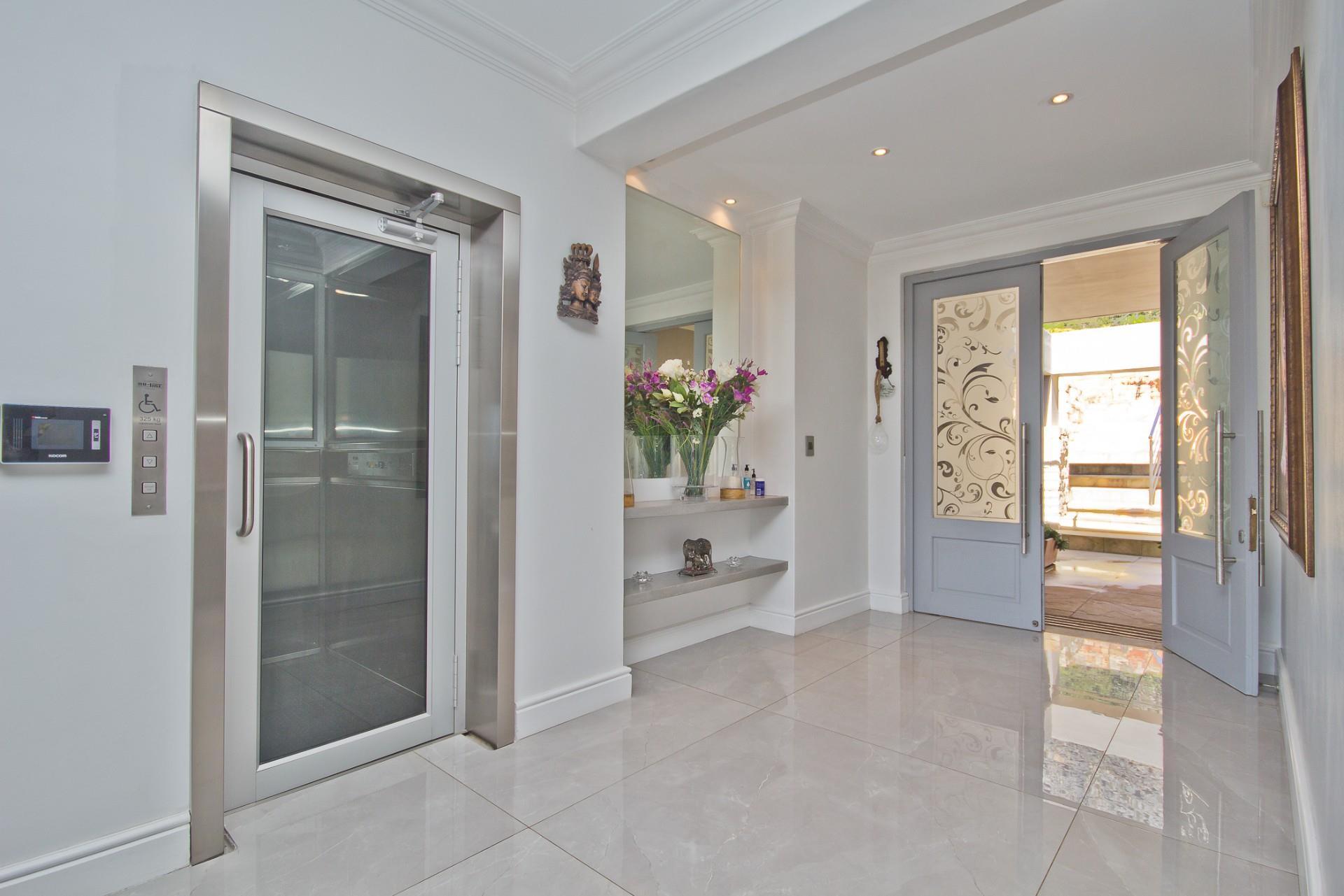 Architectural Elegance with Panoramic Mountain Views — photograph 4