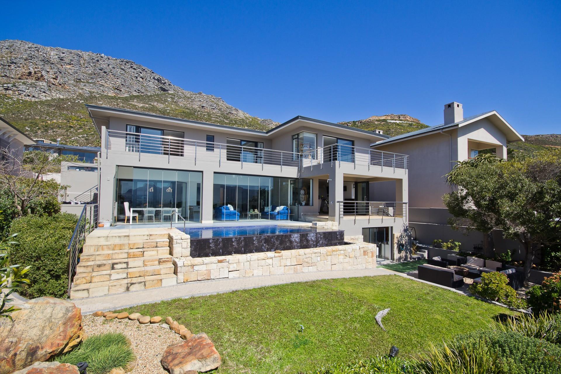 Architectural Elegance with Panoramic Mountain Views — photograph 5
