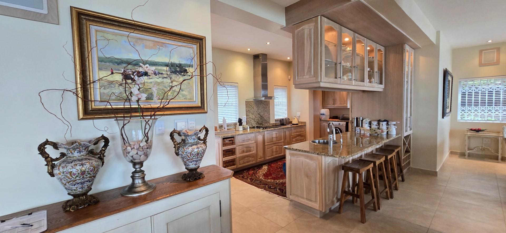 Elegant Lagoon-Front Retreat with Stunning Views — photograph 3