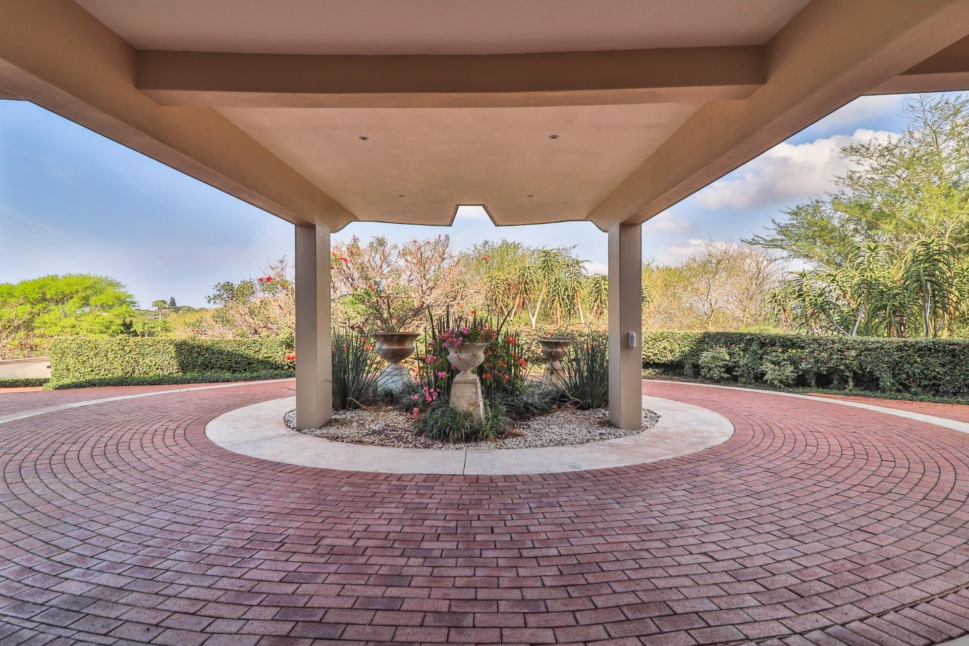Architectural Coastal Luxury Mansion with Panoramic Ocean Views — photograph 2