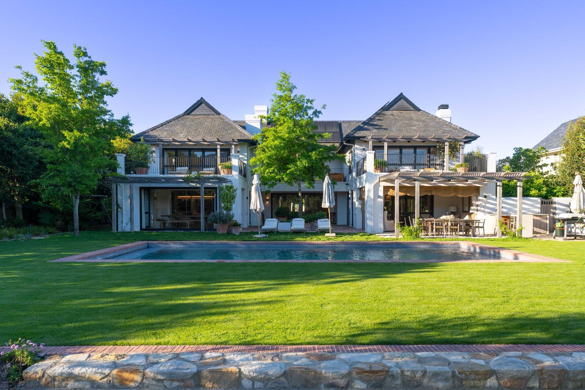 Modern Eco-Smart Luxury Home — photograph 4