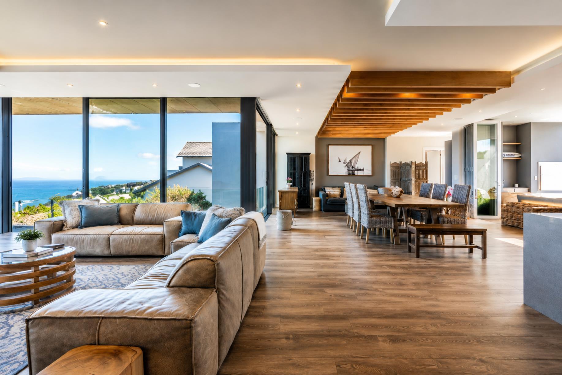 Captivating Coastal Golf Estate Home — photograph 3