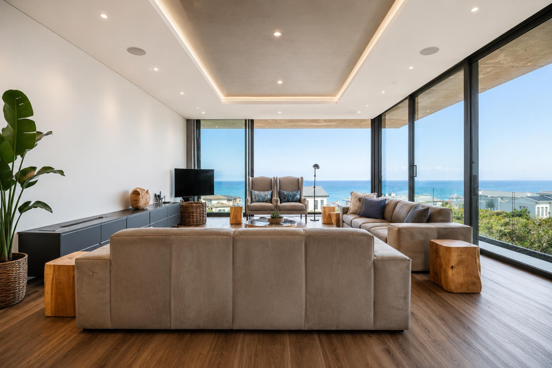 Captivating Coastal Golf Estate Home — photograph 4
