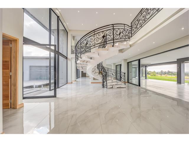 Newly Built Equestrian Masterpiece — photograph 2