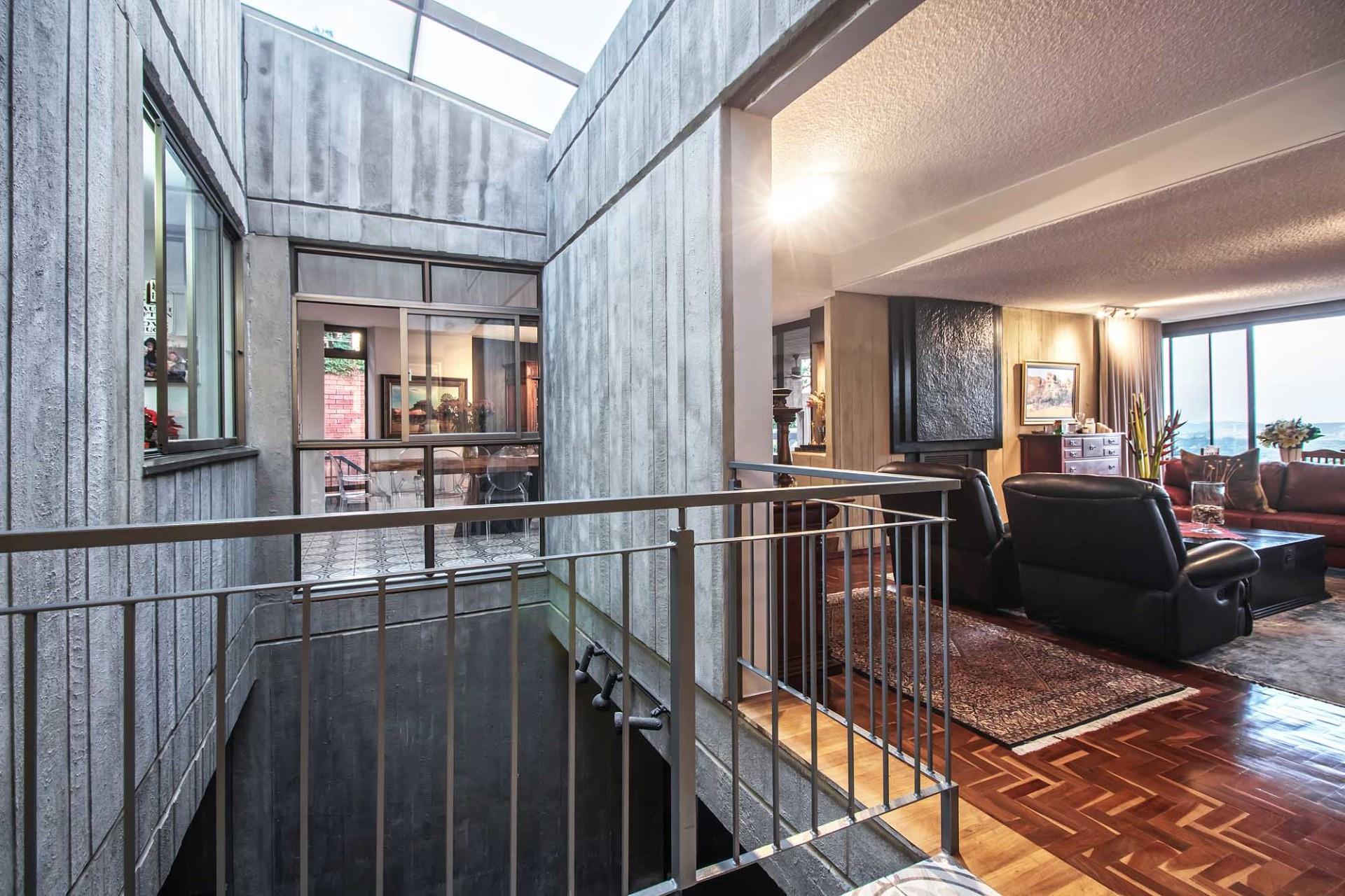 Architectural Masterpiece with Breathtaking Panoramic Views — photograph 4