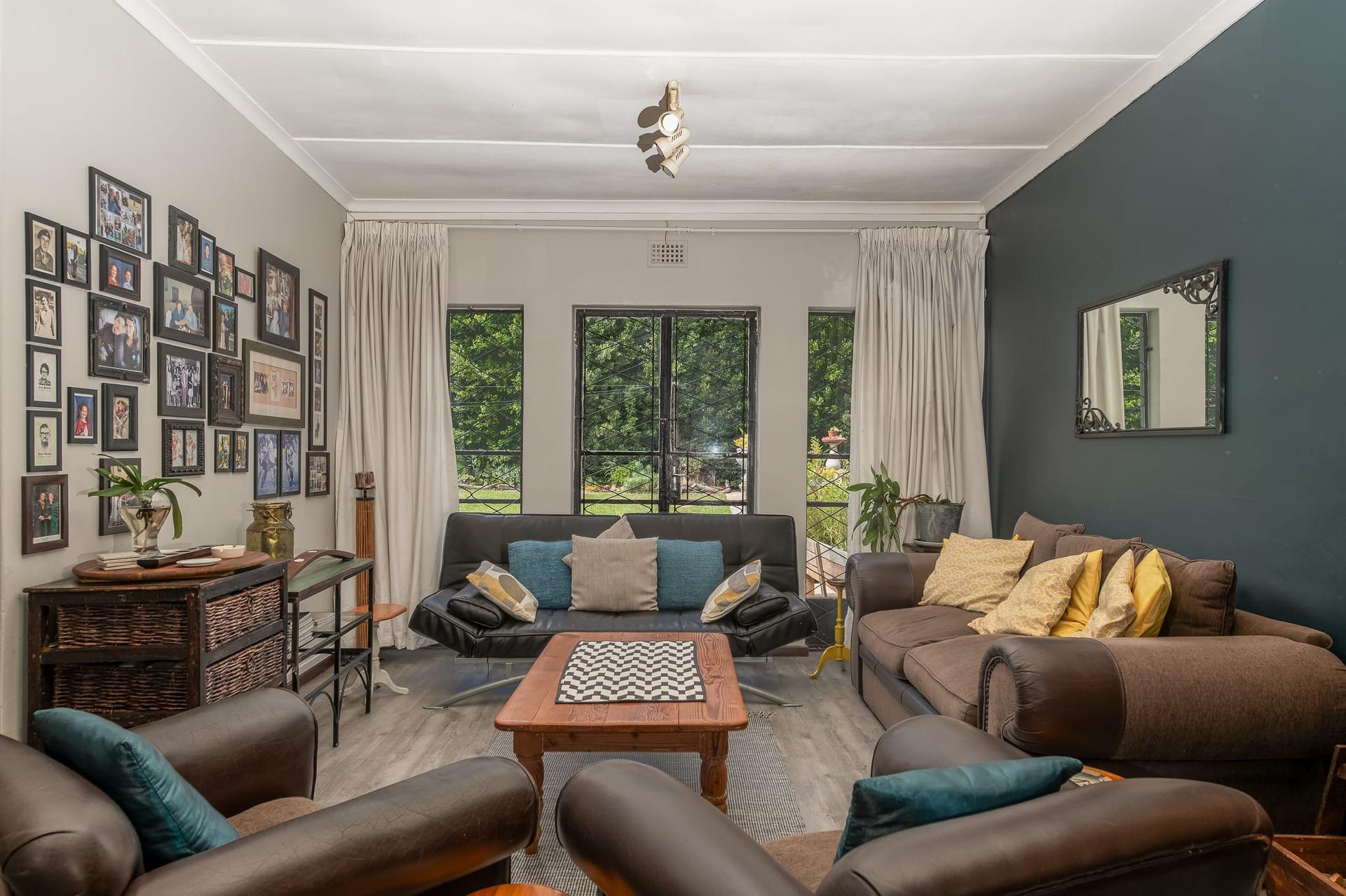 Charming Franschhoek Home with Exceptional Potential and Spectacular Mountain Views — photograph 2