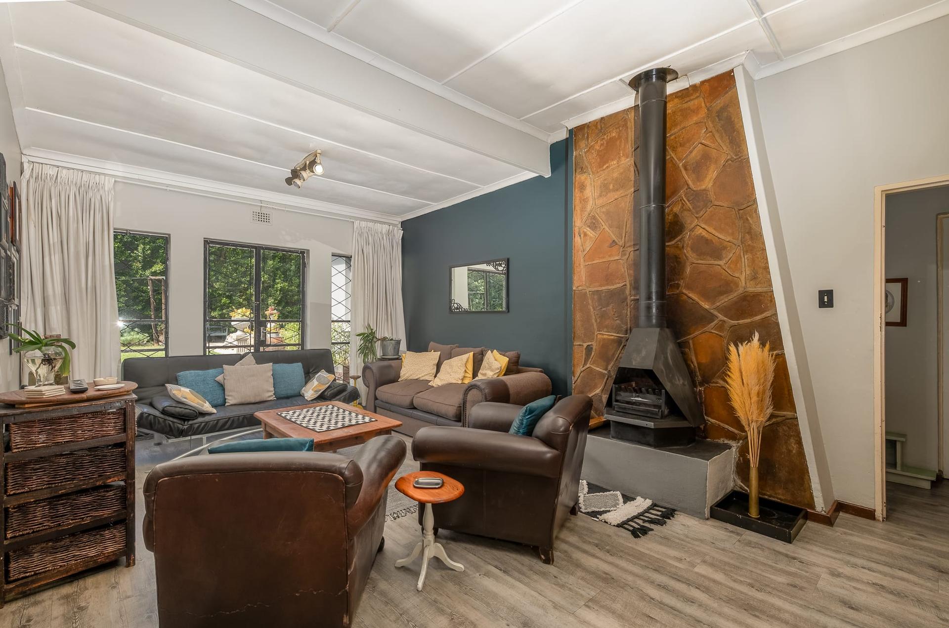 Charming Franschhoek Home with Exceptional Potential and Spectacular Mountain Views — photograph 4