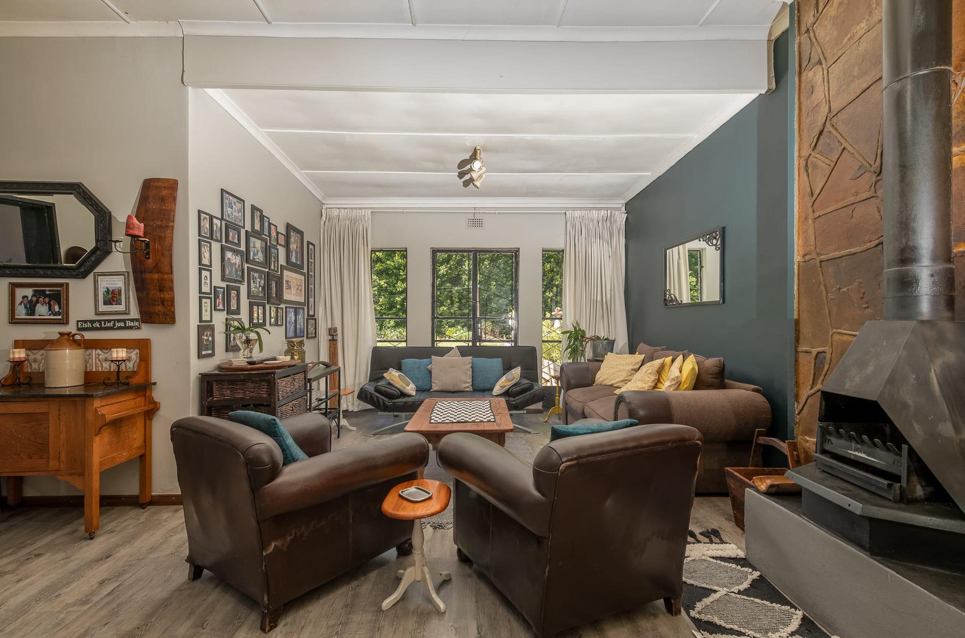 Charming Franschhoek Home with Exceptional Potential and Spectacular Mountain Views — photograph 5