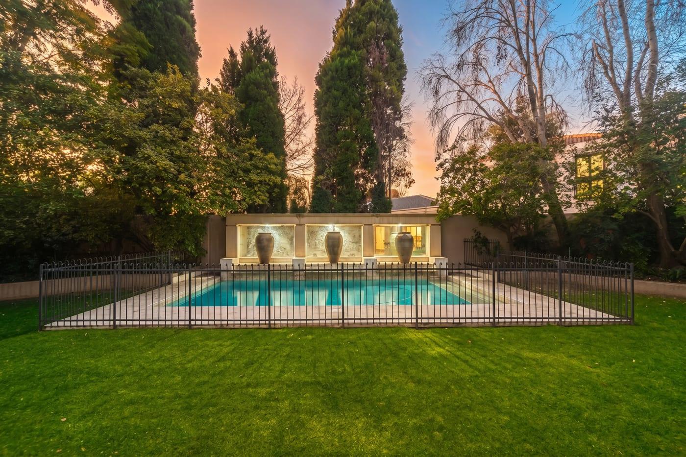 Sophisticated Secure Estate Living — photograph 4
