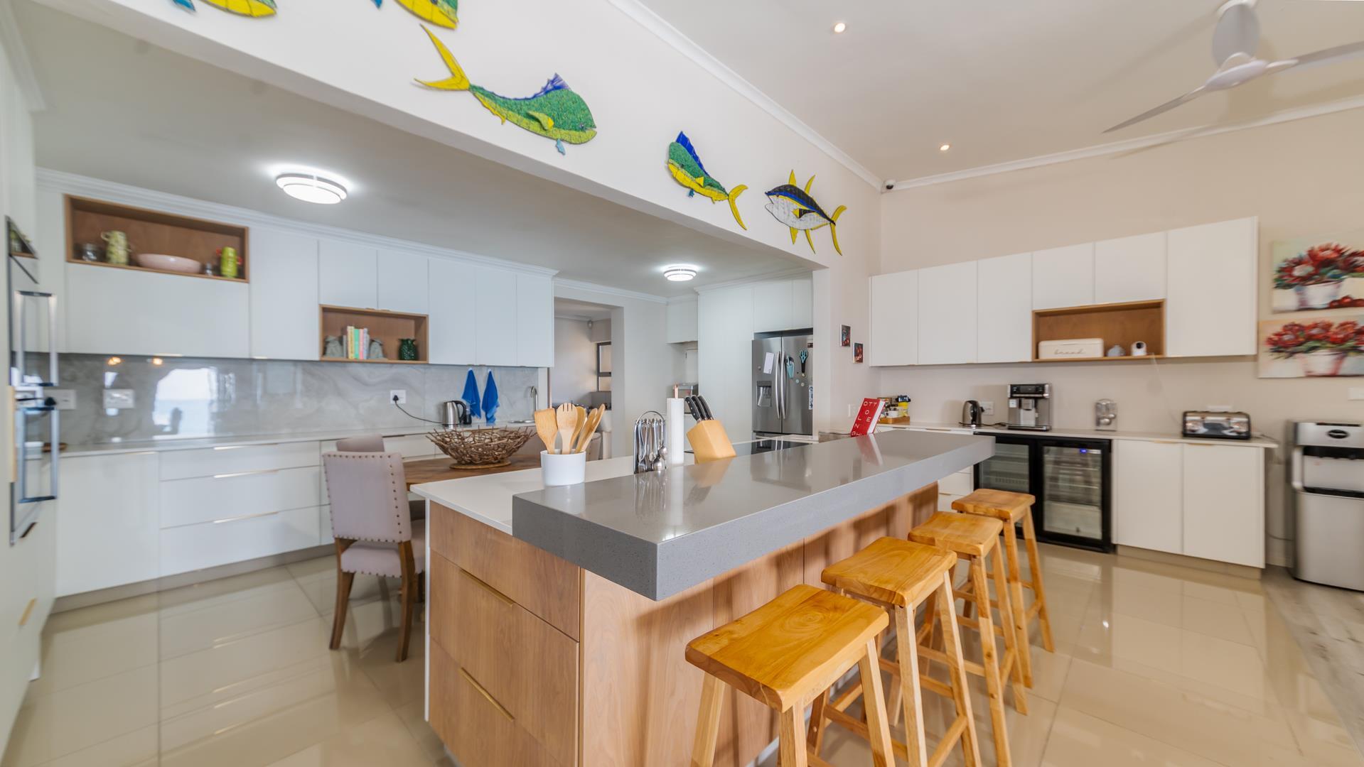 Exclusive Beach Front Home For Sale On Sheffield Beach — photograph 3