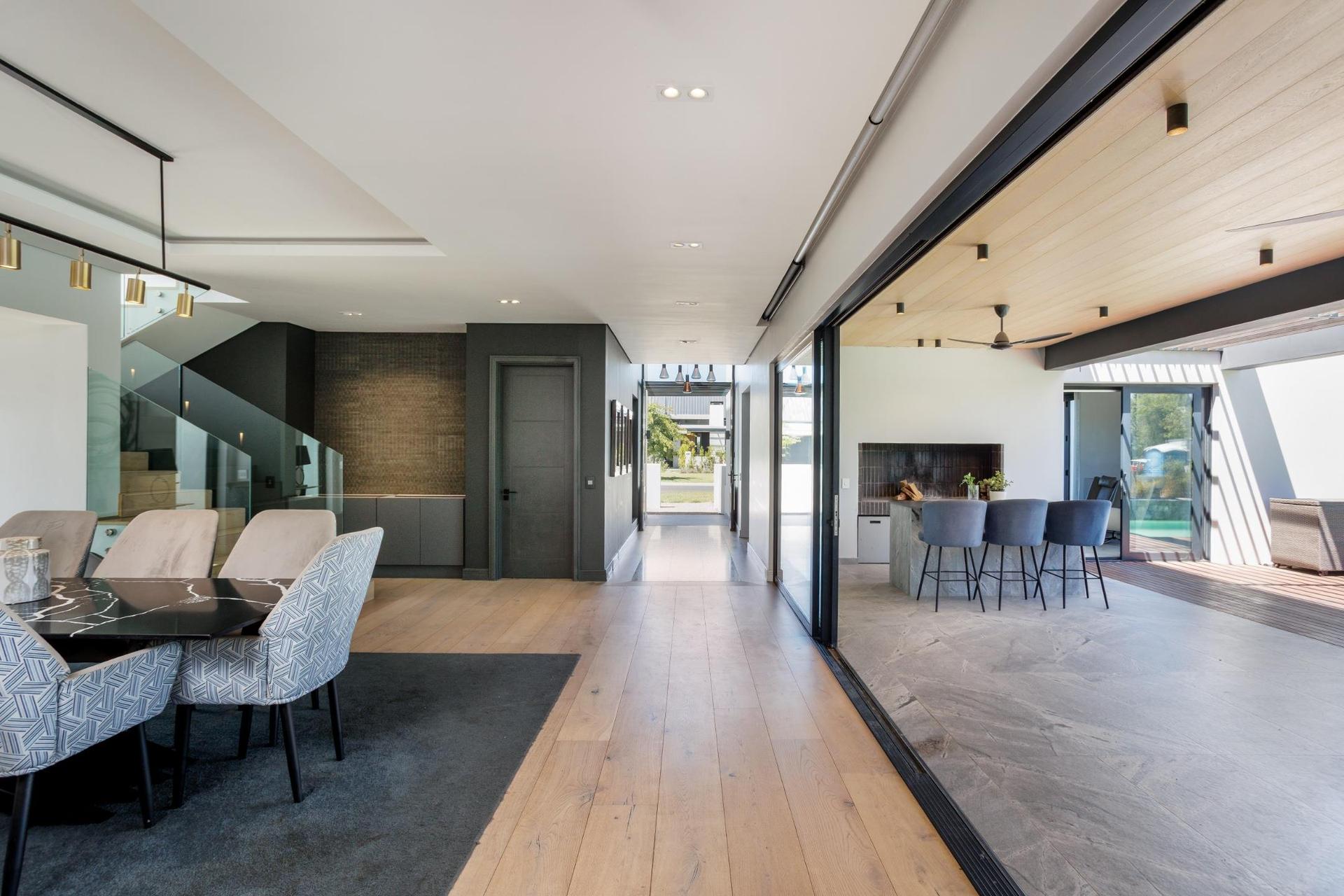 Luxury Home with Mountain Views — photograph 3