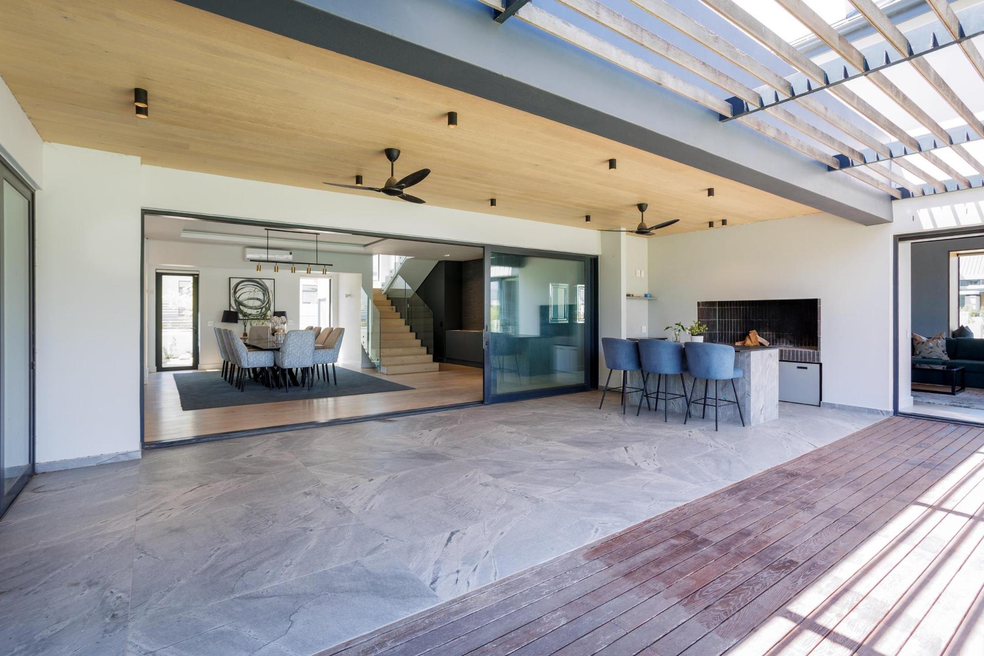 Luxury Home with Mountain Views — photograph 4