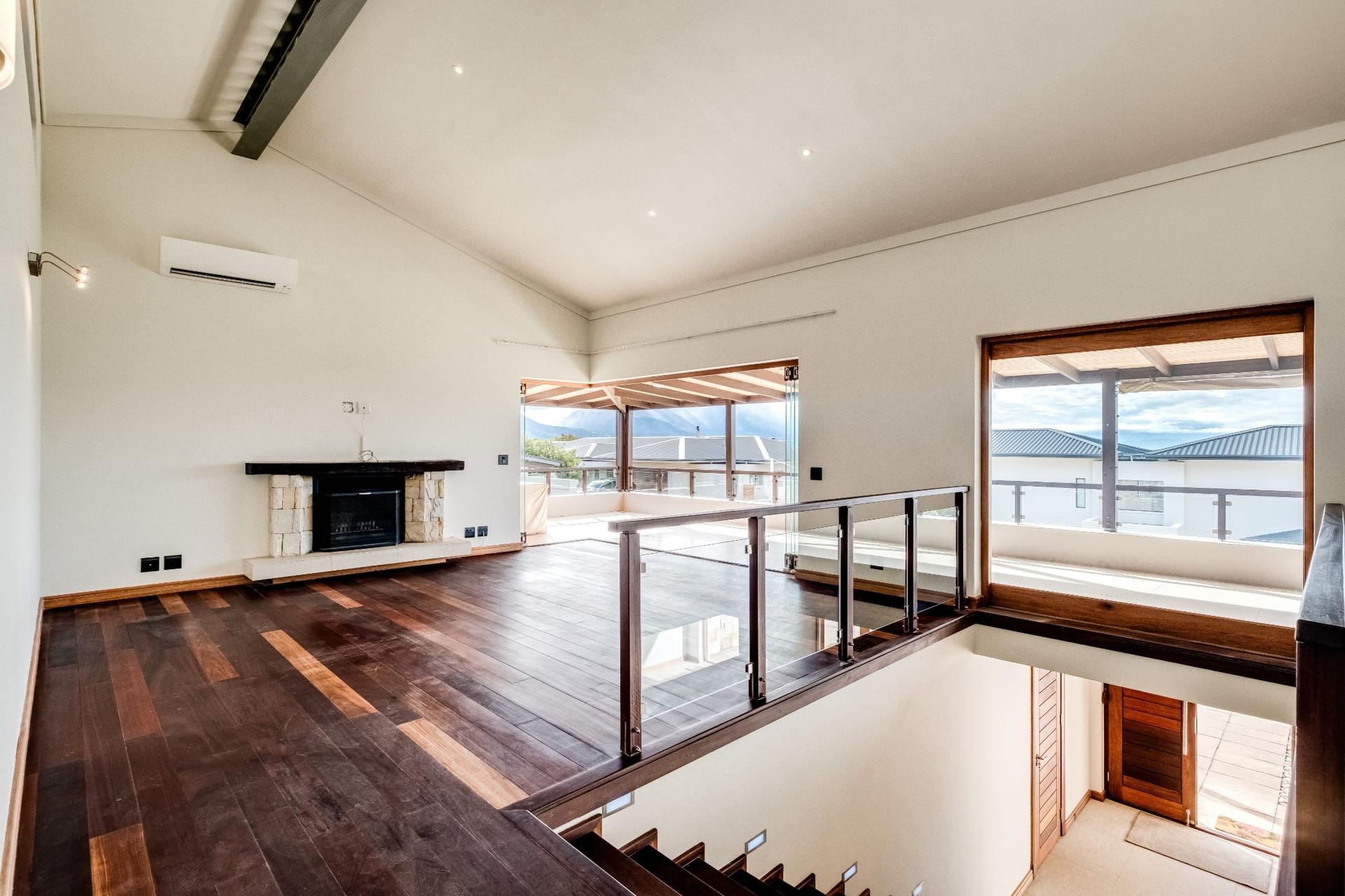 Panoramic Living Above the Valley — photograph 5