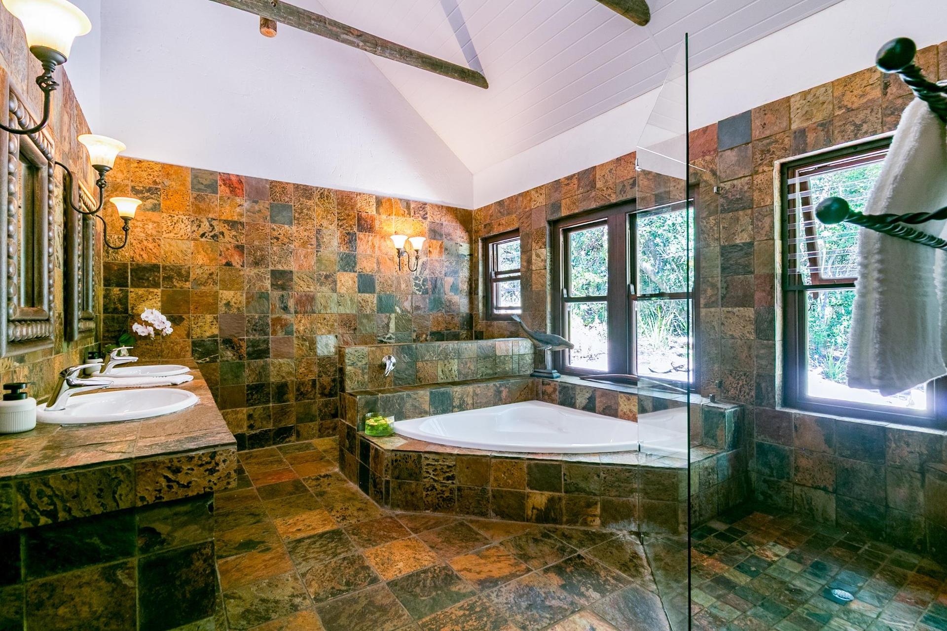 Modern Forest Retreat with Lagoon Views & Private Pool Oasis — photograph 5