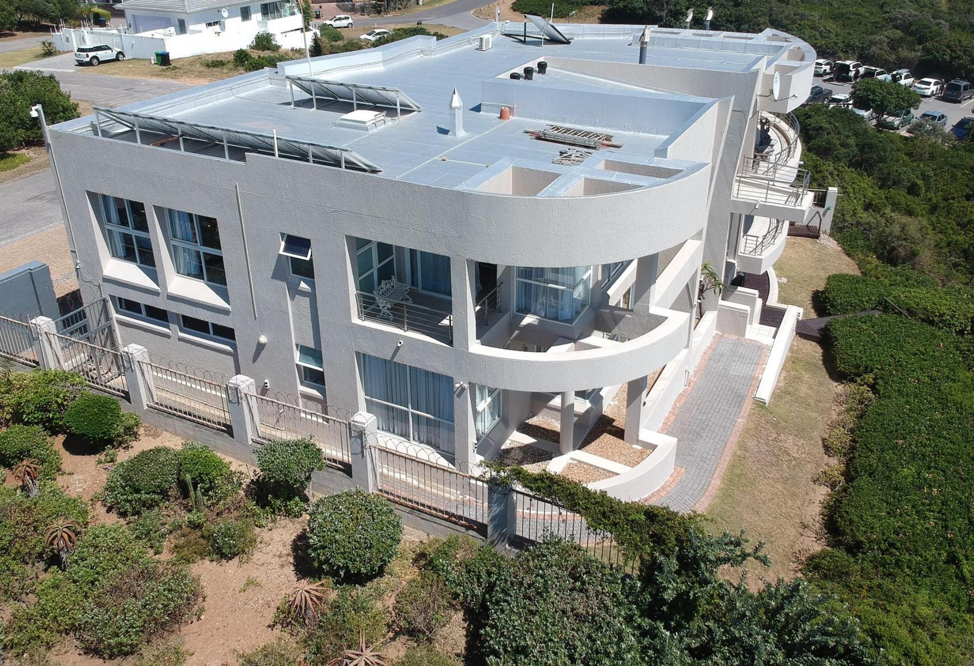 A Breathtaking Beachfront Masterpiece of Space, Light & Luxury — photograph 3