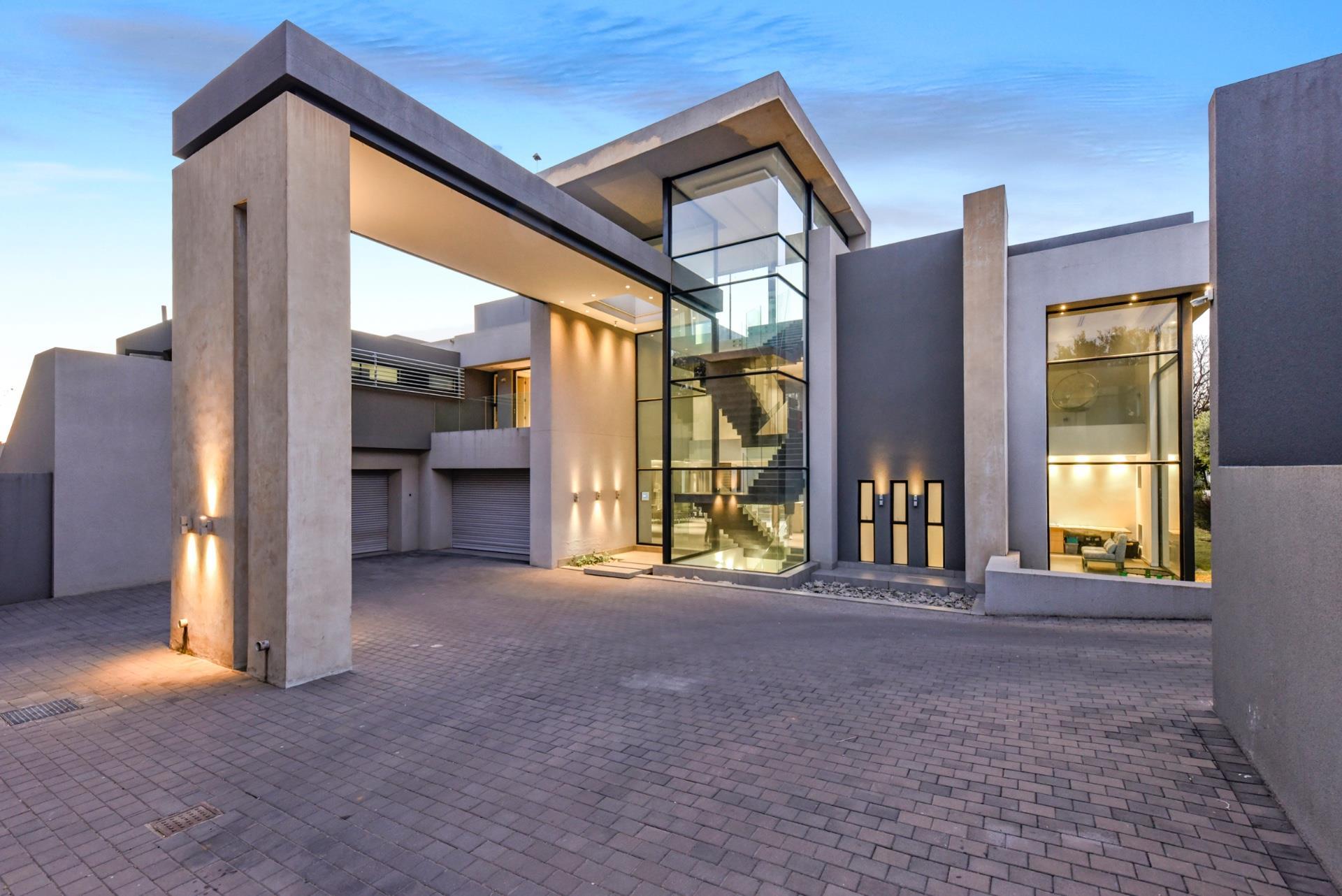 Bond-Style Luxury Meets Billionaire Cool — photograph 2