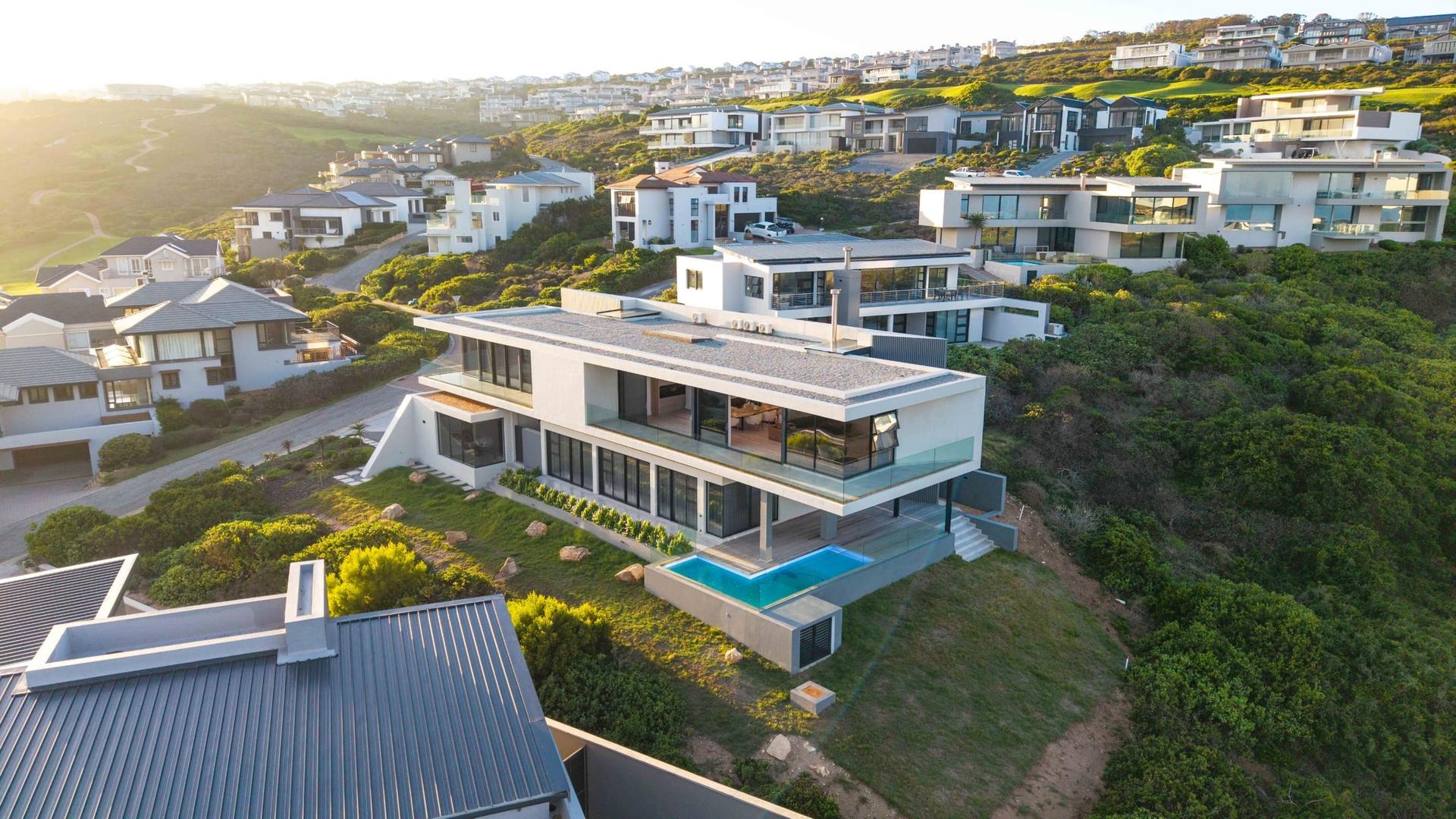 Ultra-Modern Coastal Residence with Panoramic Golf & Ocean Views — photograph 3