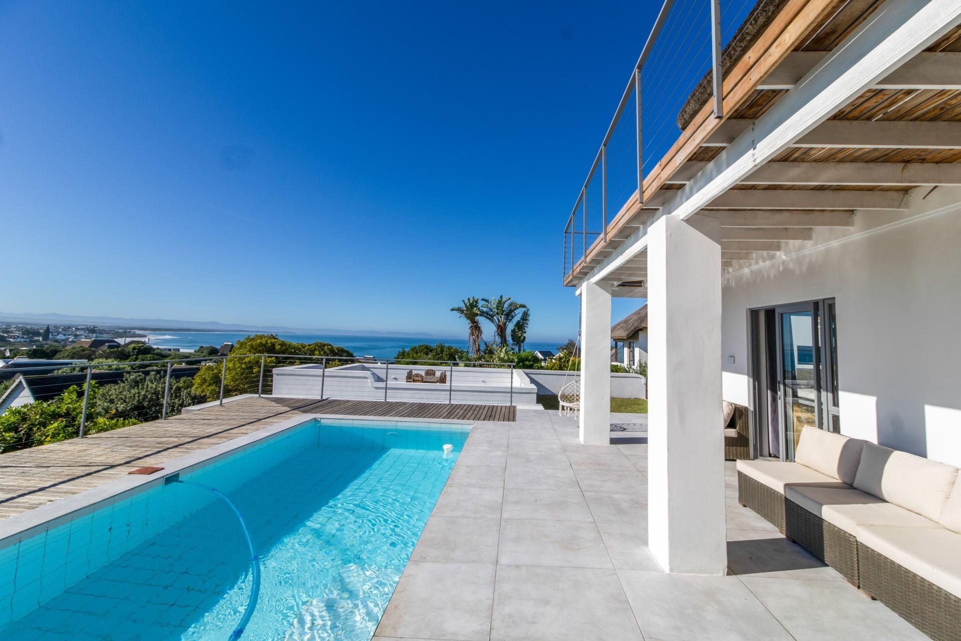Luxury 10-Bedroom Coastal Escape — photograph 5