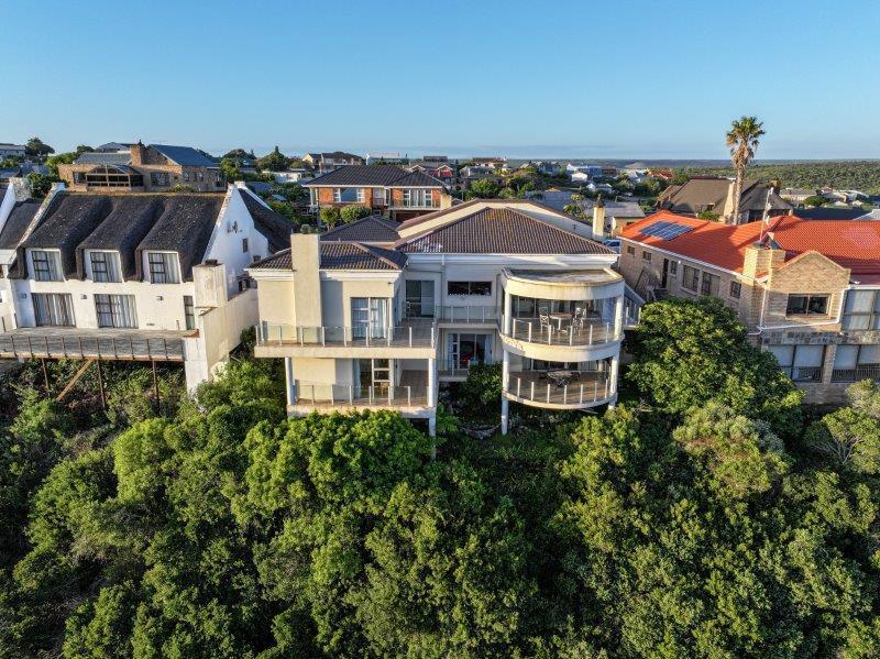 Exclusive Retreat with Ocean & River Views — photograph 2