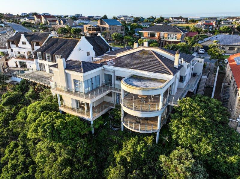 Exclusive Retreat with Ocean & River Views — photograph 3