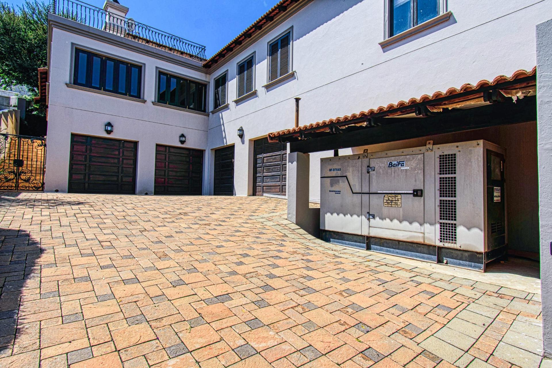 Architectural Masterpiece with Cinematic Luxury & Panoramic Views — photograph 3
