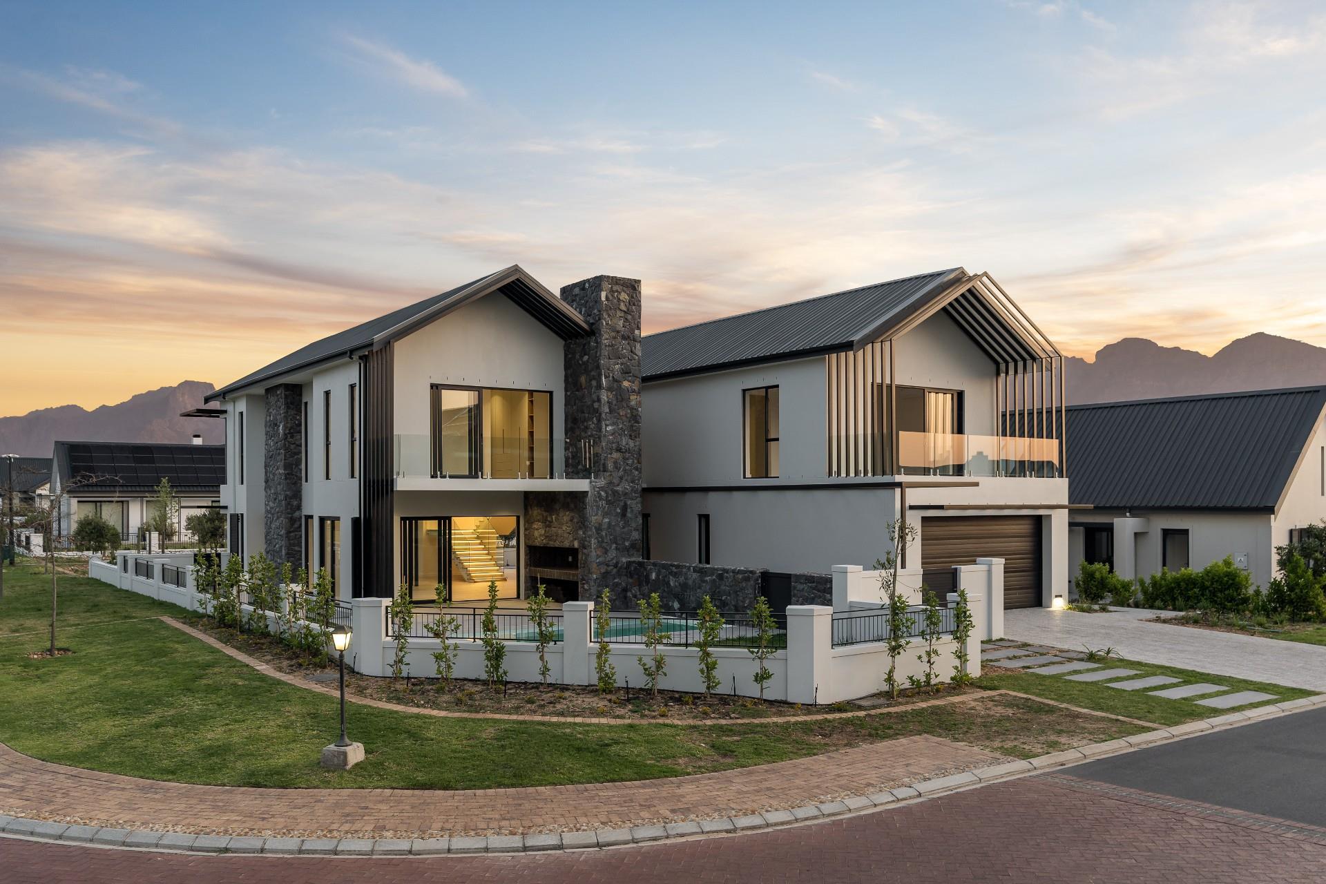 North-Facing Designer Home with Mountain & Vineyard Views — photograph 2