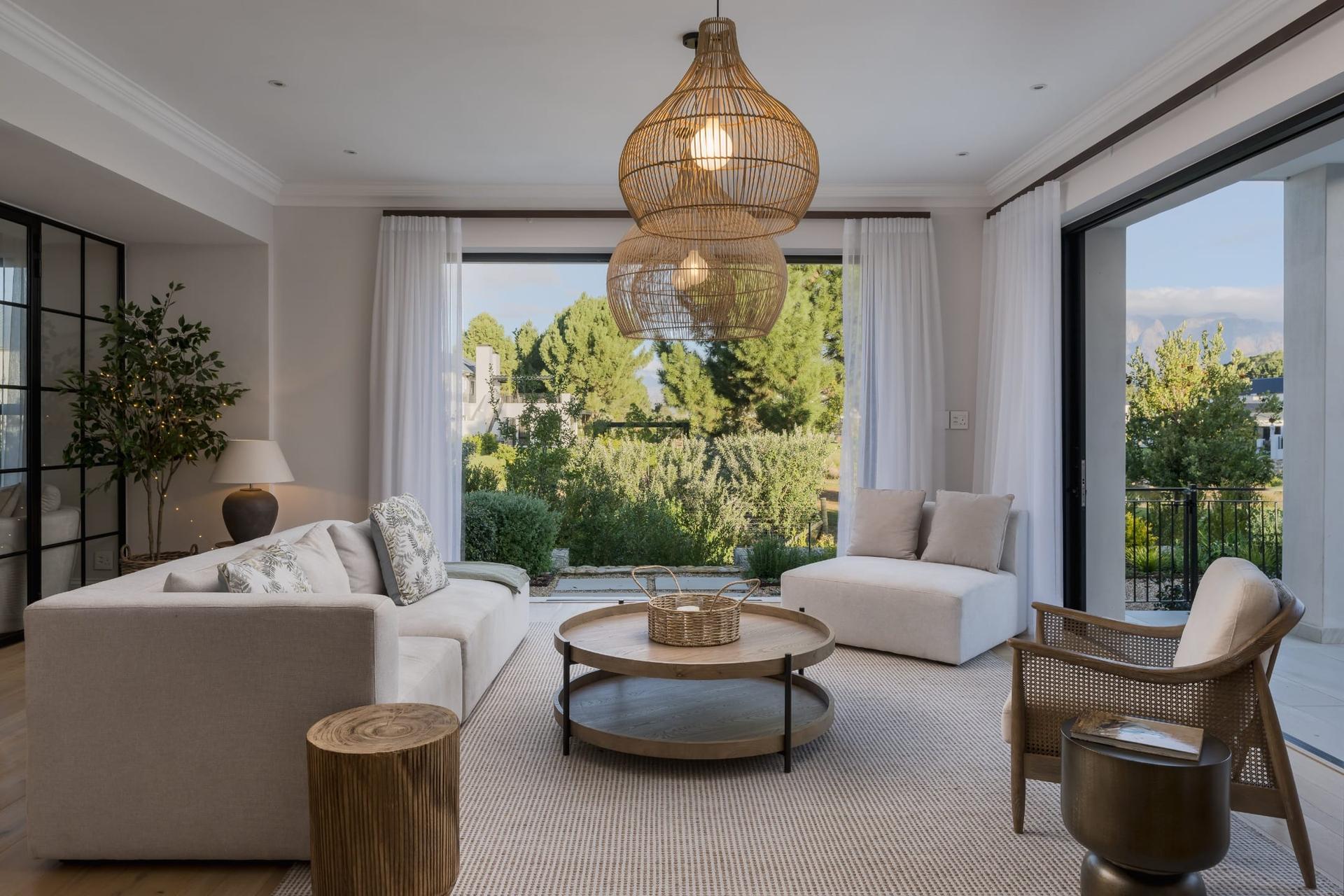 Contemporary Luxury with Spectacular Mountain Views — photograph 4