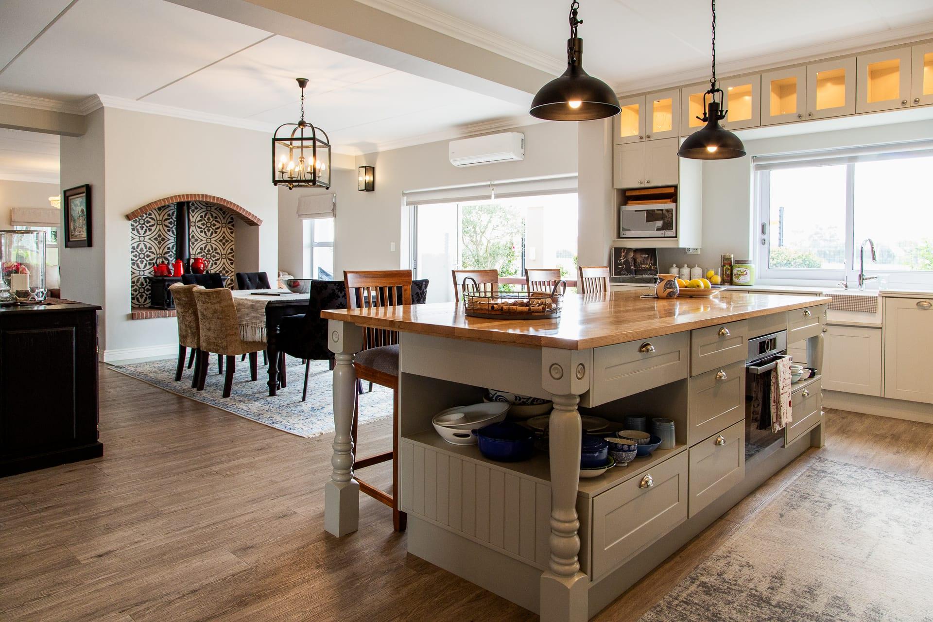 Elegant Winelands Residence with Private Wine Cellar and Boma Living — photograph 3