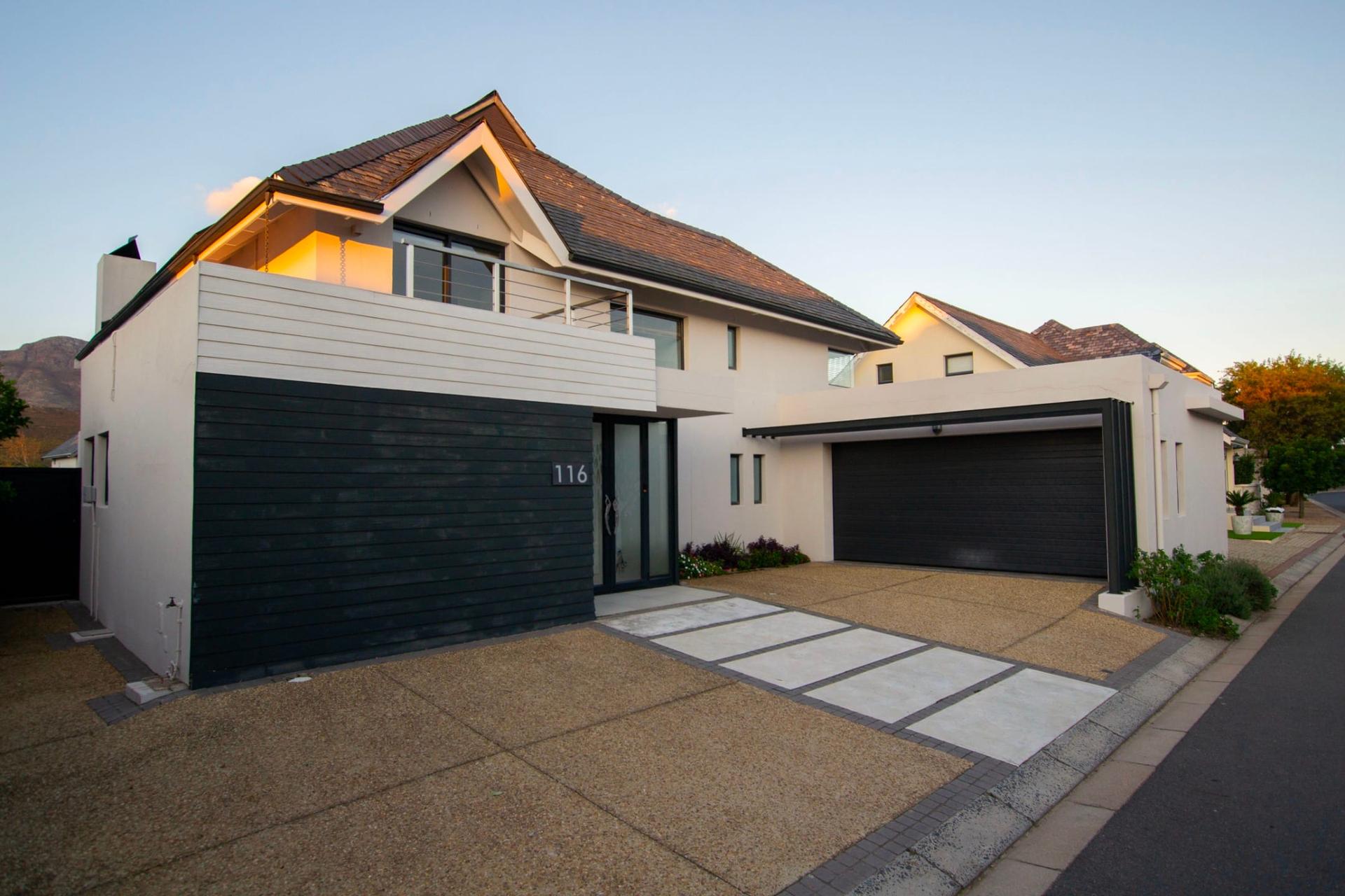 Luxury Lakefront Living — photograph 2