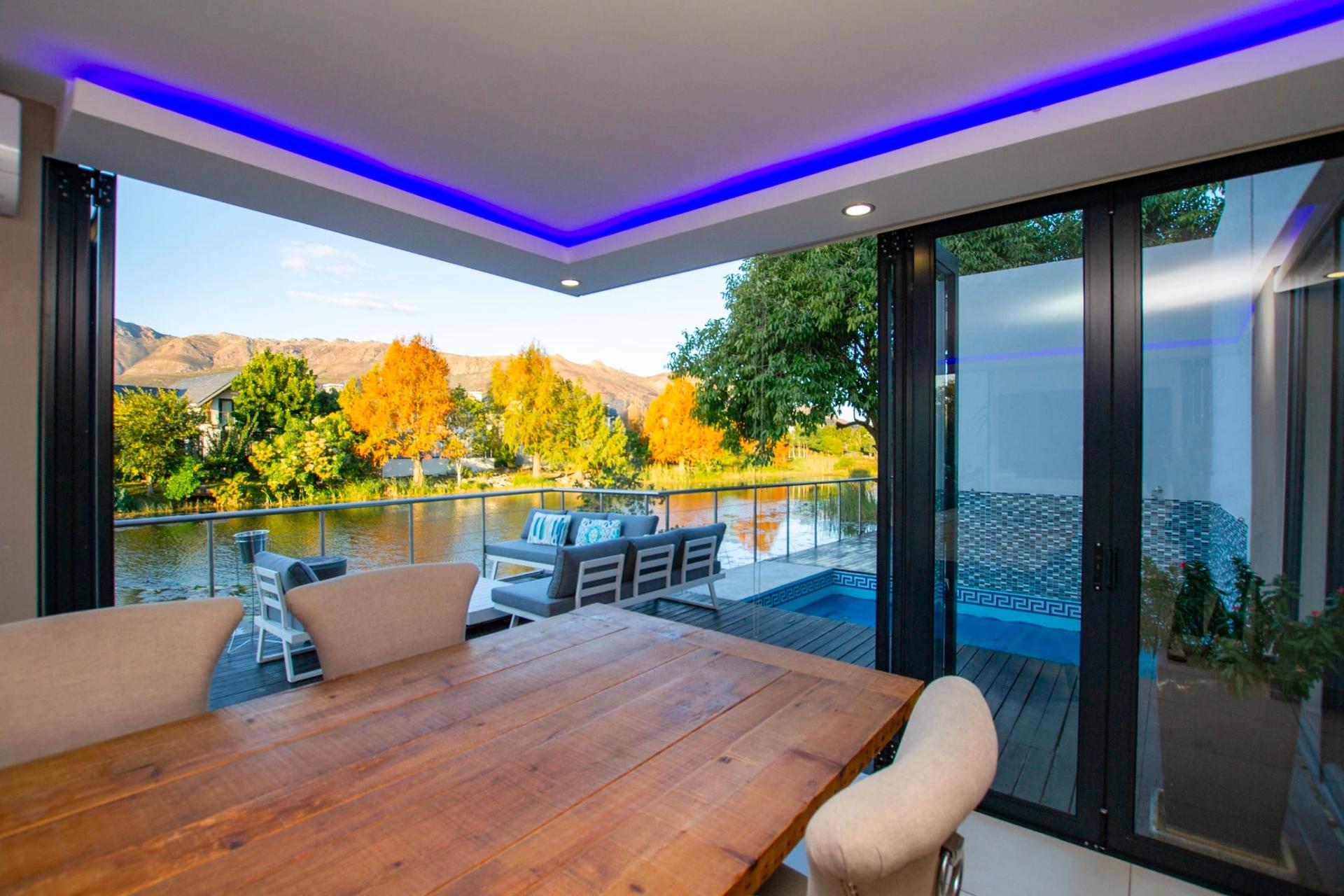 Luxury Lakefront Living — photograph 4