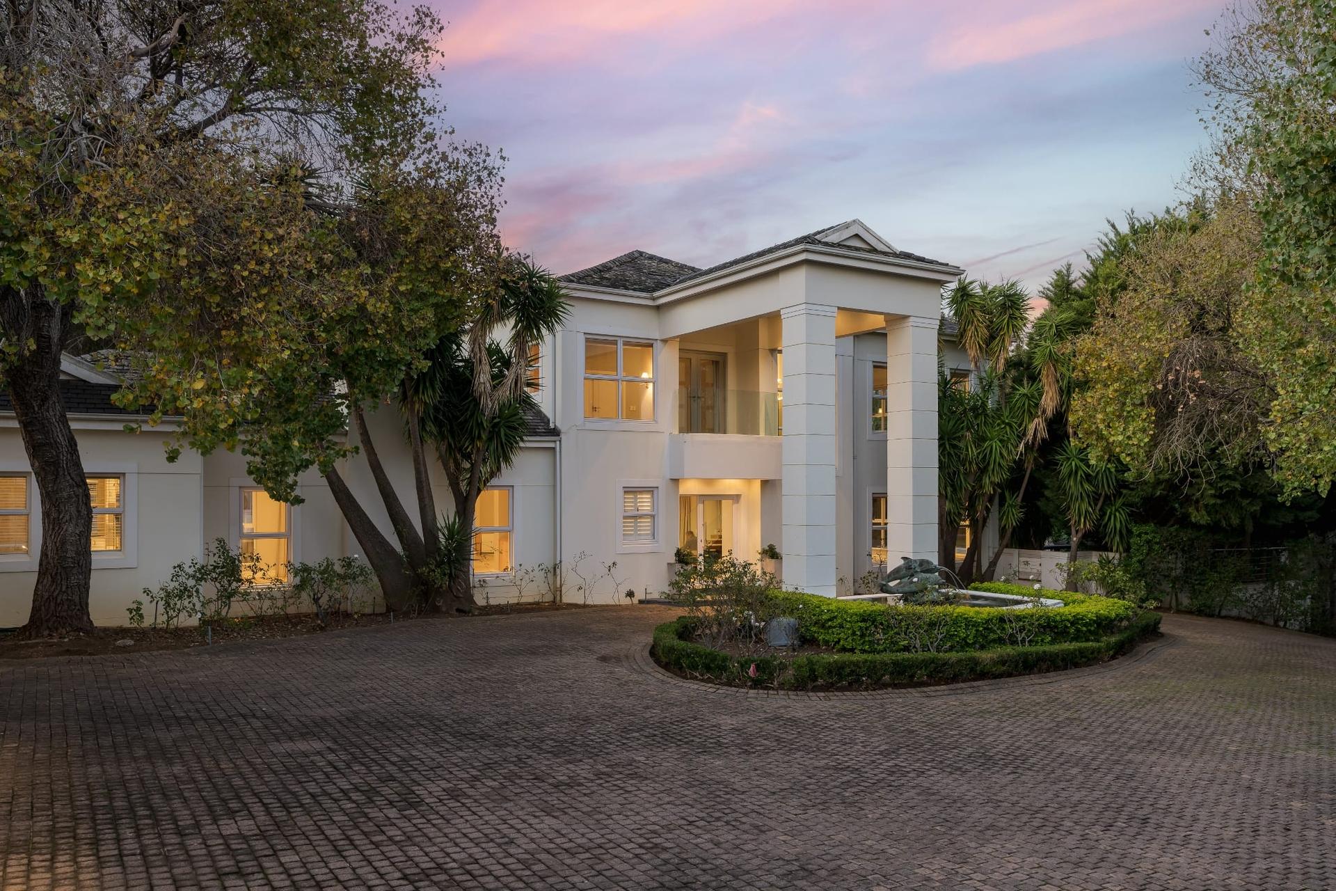Elevated Golf Estate Living with Mountain Views — photograph 2