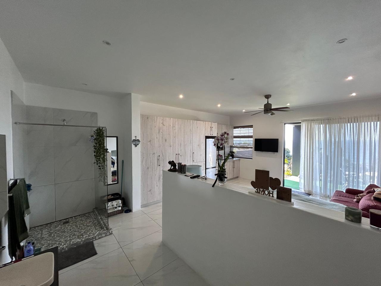 Modern Elegance With Elevated Sea Views — photograph 2