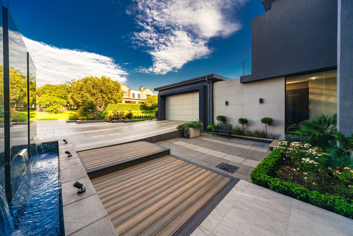 Architectural Excellence on the Fairway - Copperleaf Golf Estate — photograph 3