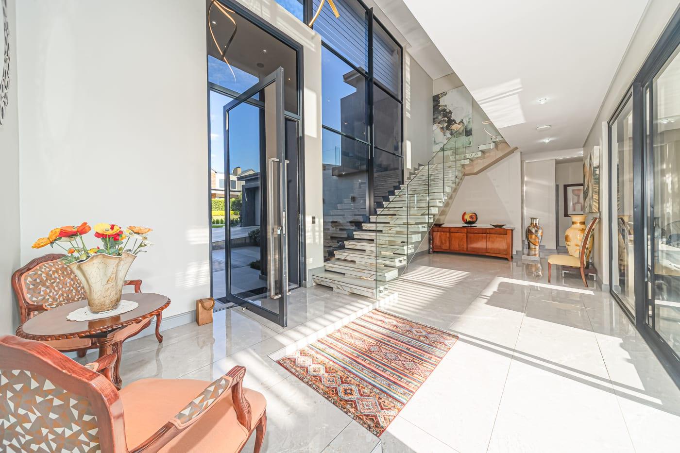 Architectural Excellence on the Fairway - Copperleaf Golf Estate — photograph 4