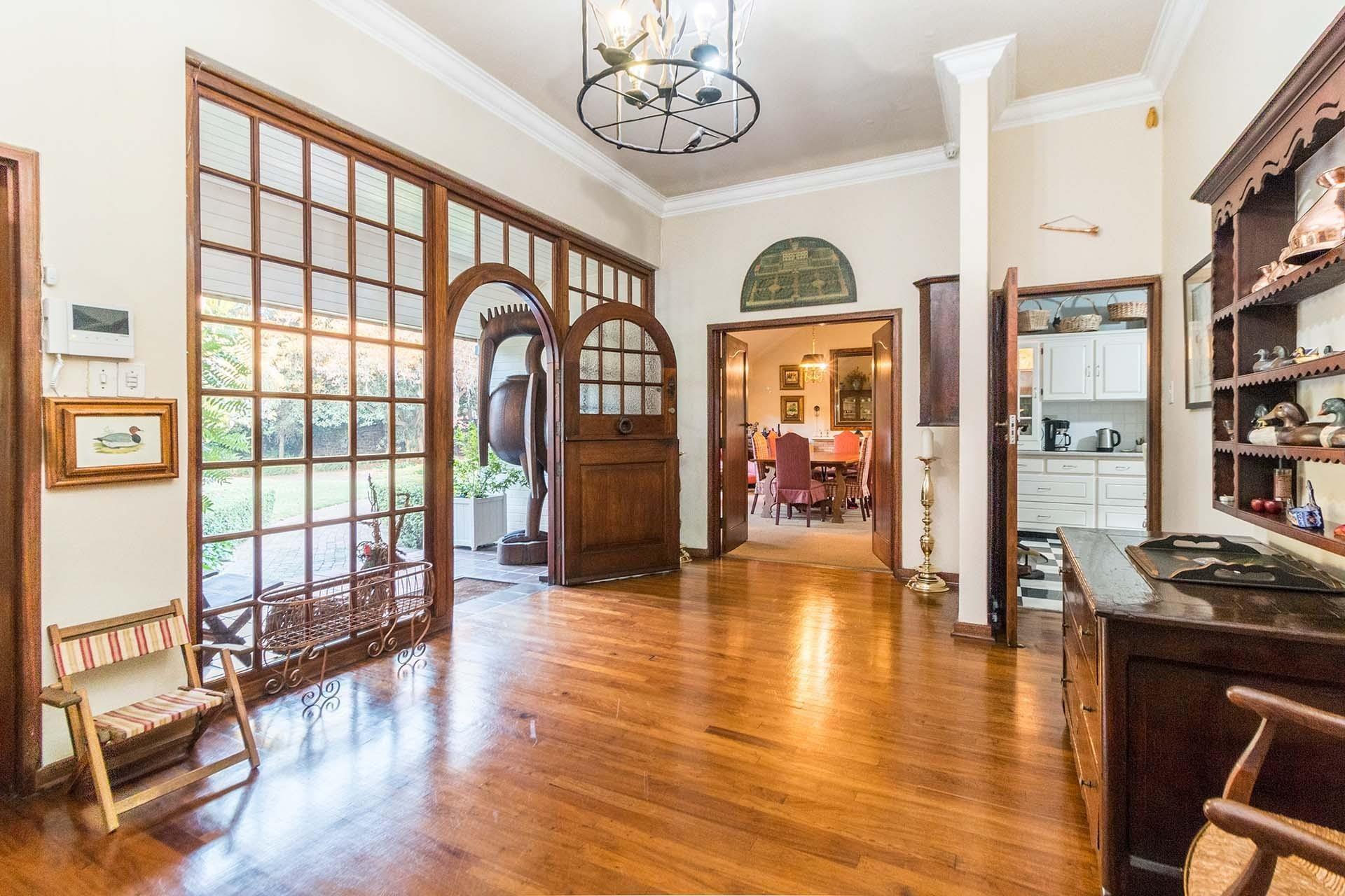 Charming Family Estate with Pool & Cottage — photograph 2