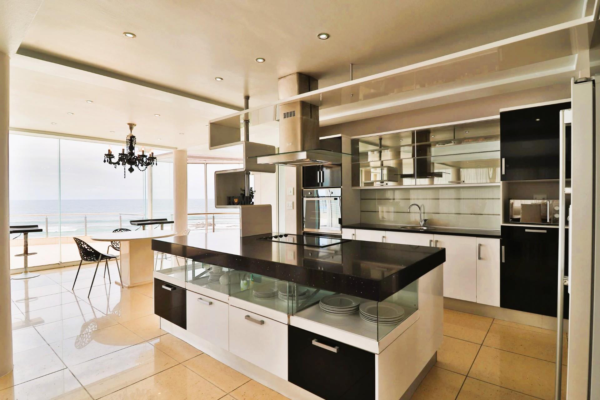 Light-Filled Coastal Haven of Luxury — photograph 2