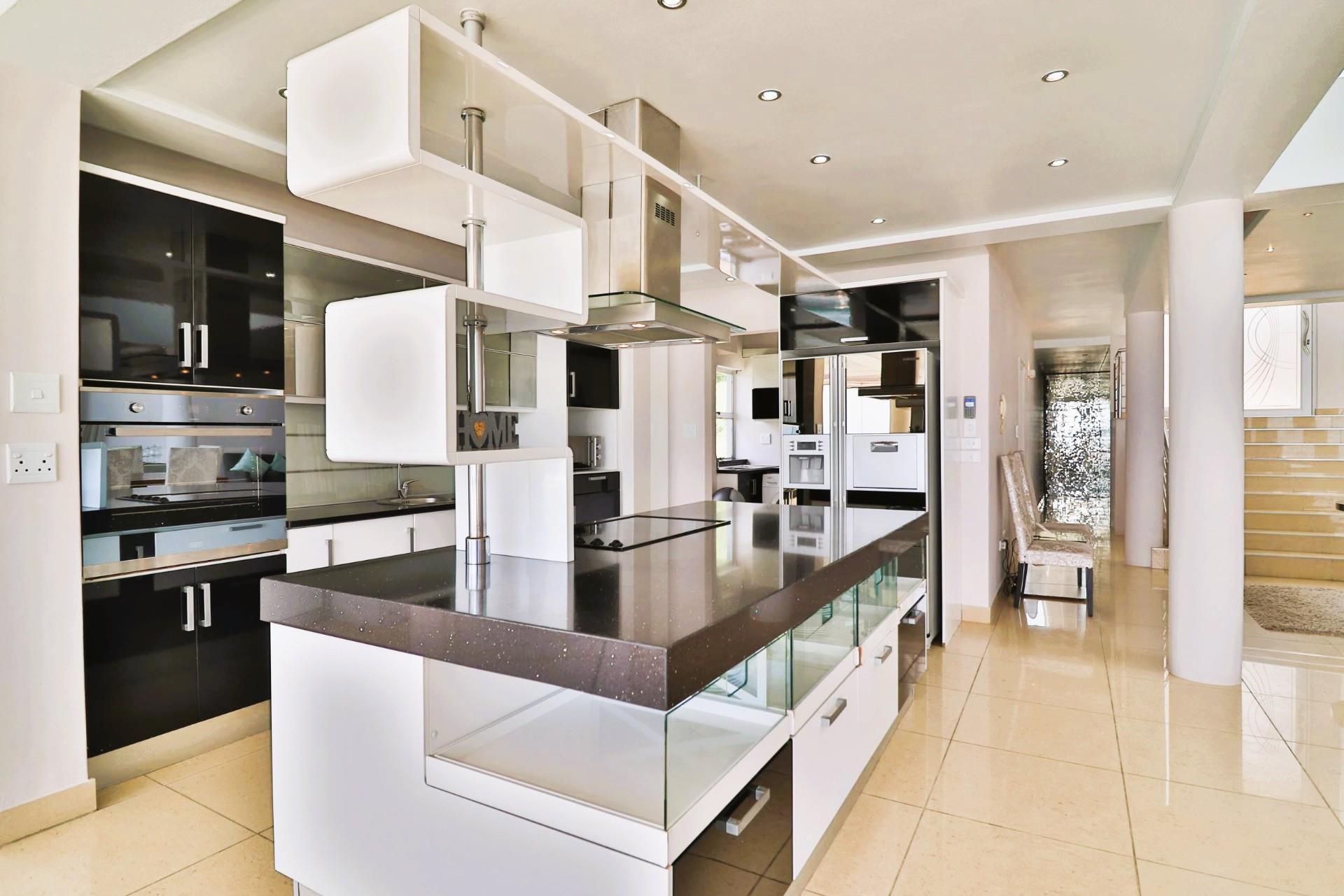 Light-Filled Coastal Haven of Luxury — photograph 4