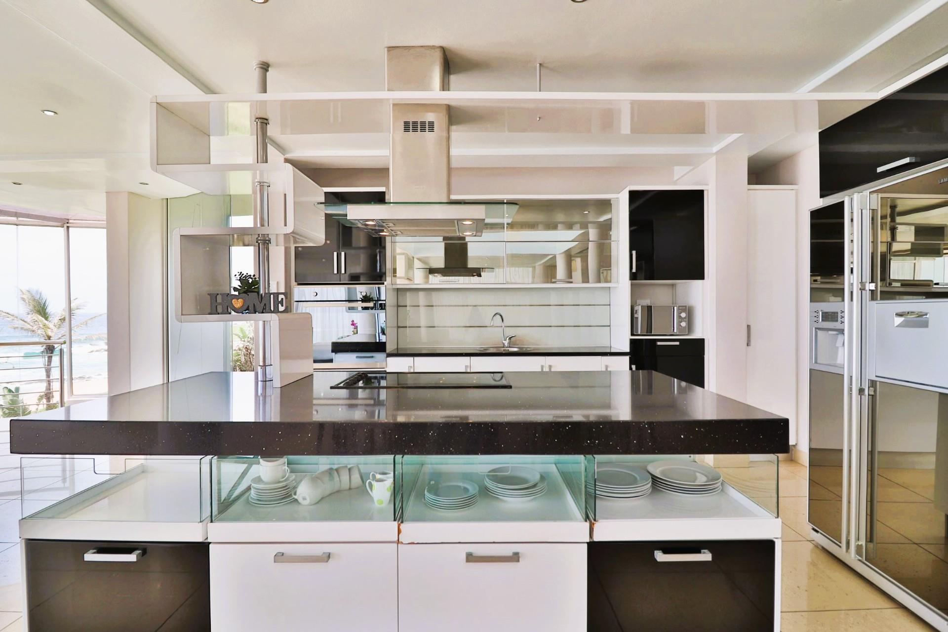 Light-Filled Coastal Haven of Luxury — photograph 5