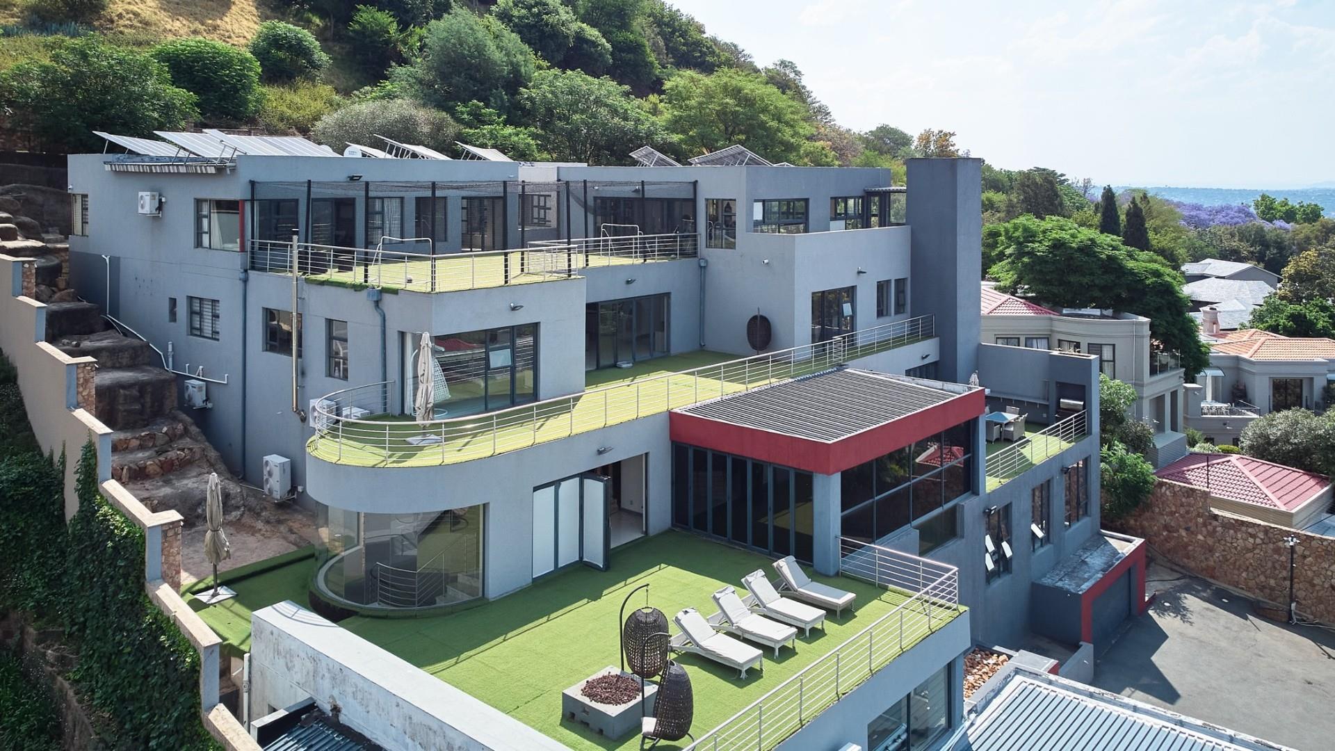 Prestigious Luxury Home with Panoramic Views — photograph 2