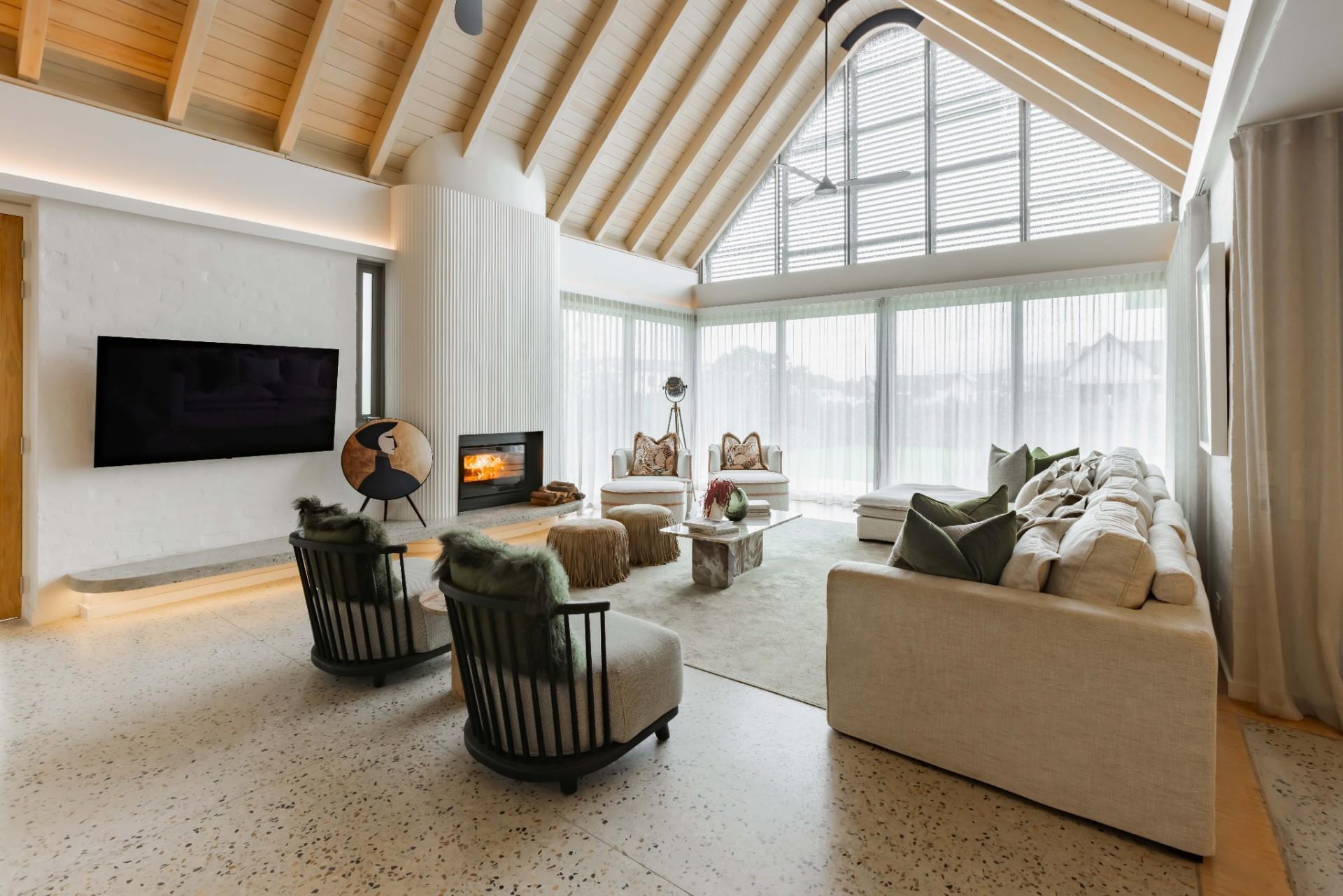 Stylish 5-Bed Home with Entertainer’s Layout — photograph 2