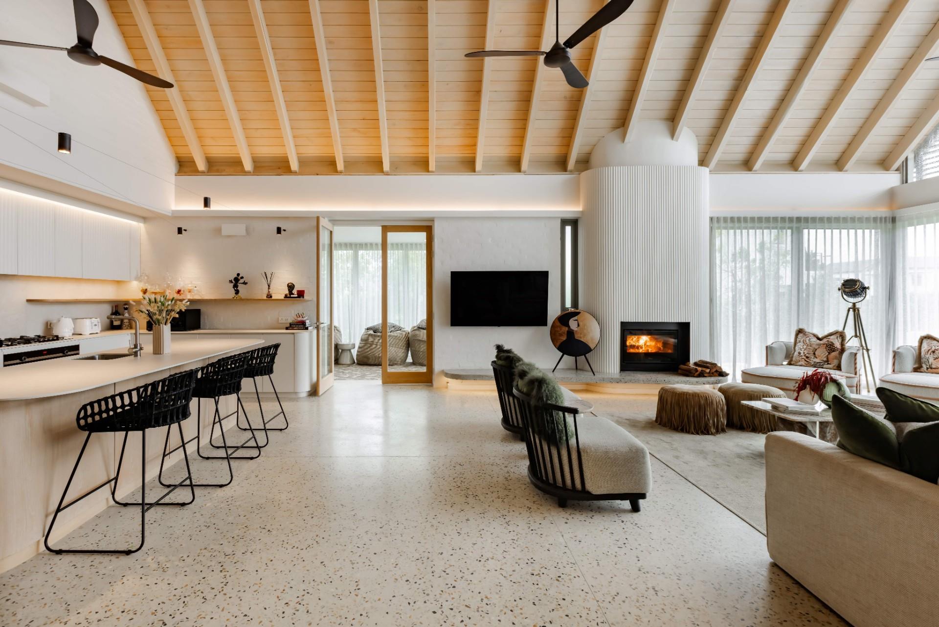 Stylish 5-Bed Home with Entertainer’s Layout — photograph 3