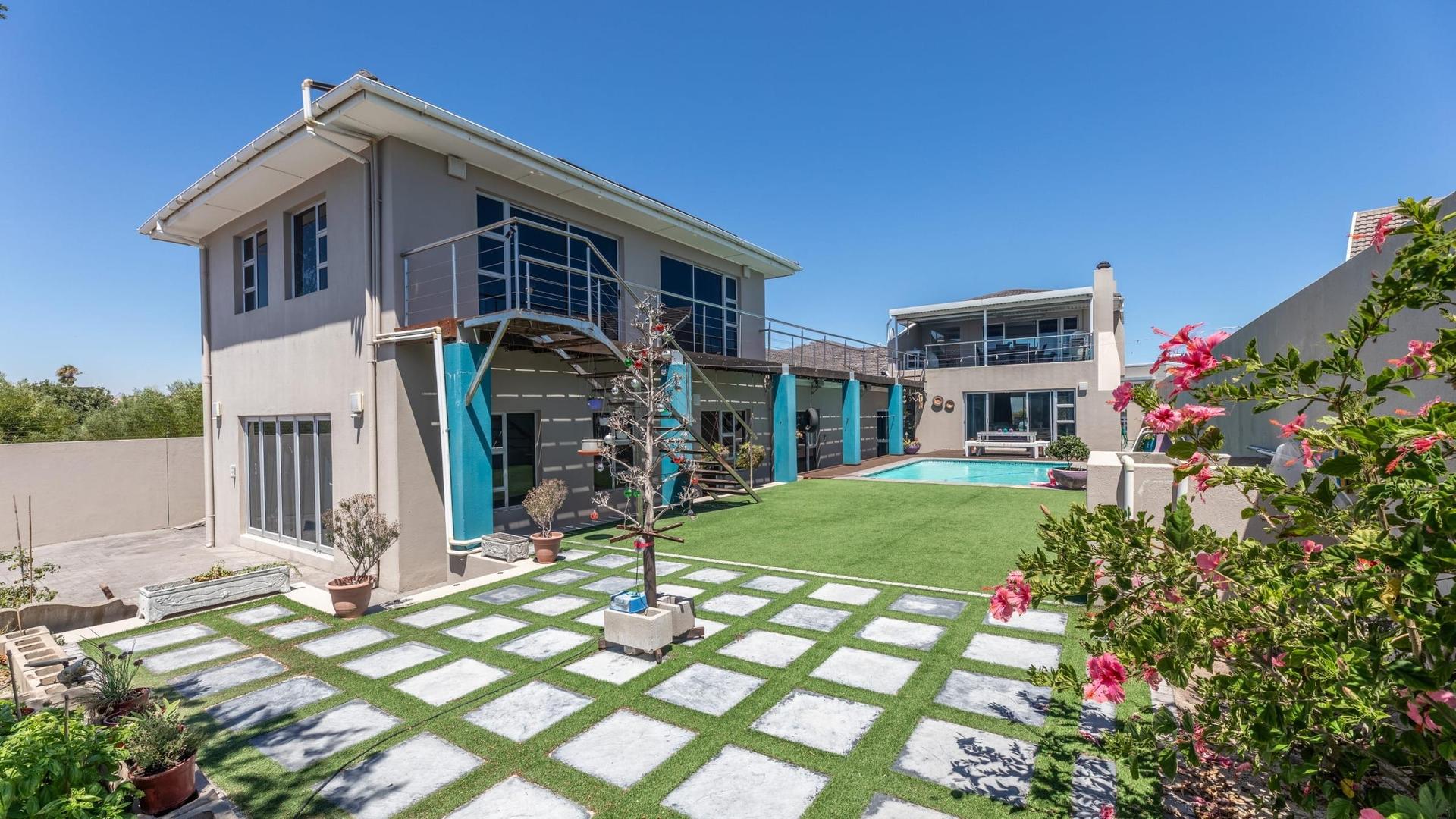 Refined Beachside Living with Timeless Elegance — photograph 4