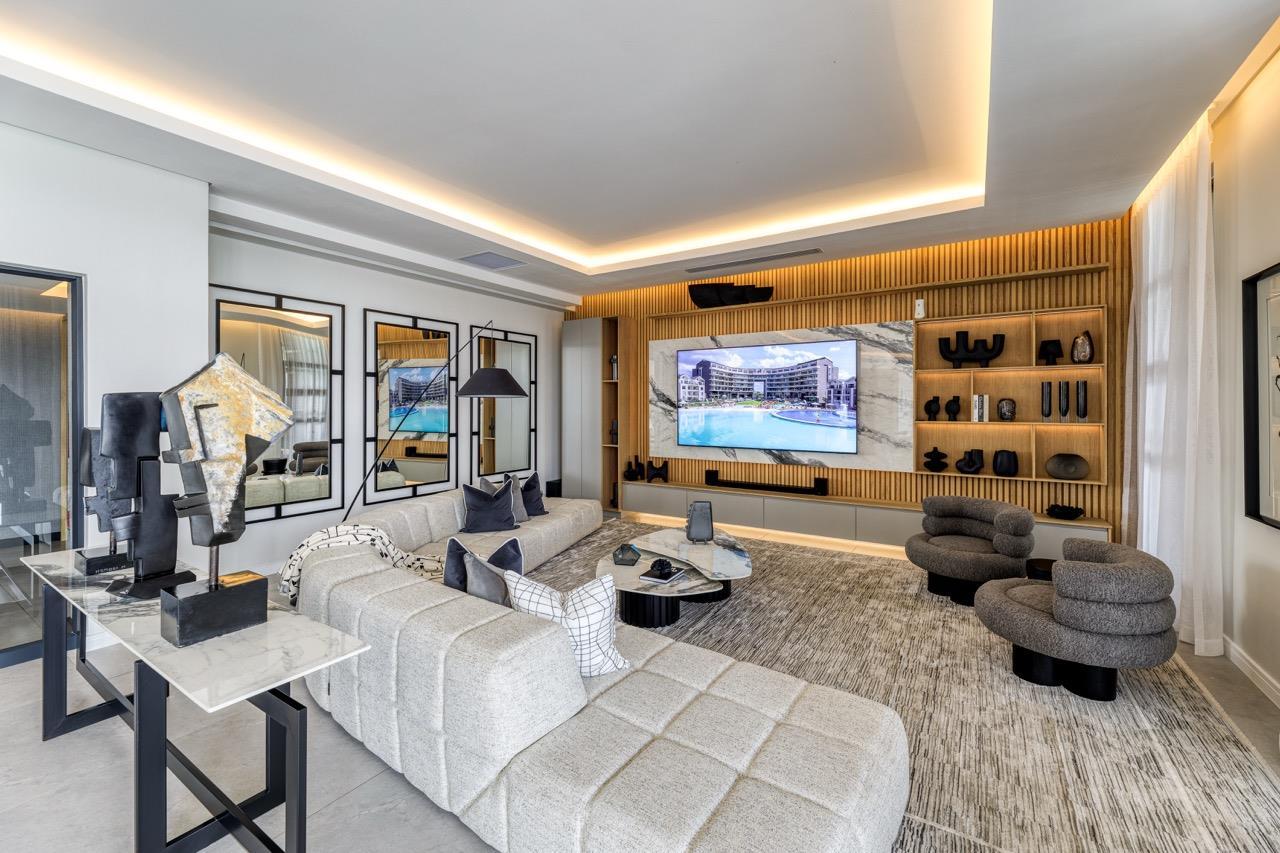 Exclusive Penthouse with Breathtaking Views — photograph 2