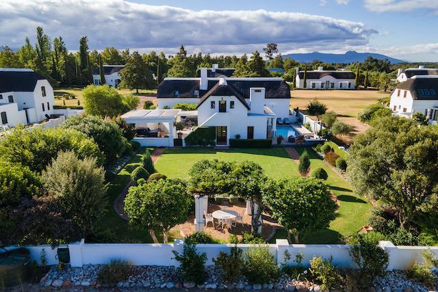 Panoramic Views, Privacy and Proven Investment Appeal — photograph 2