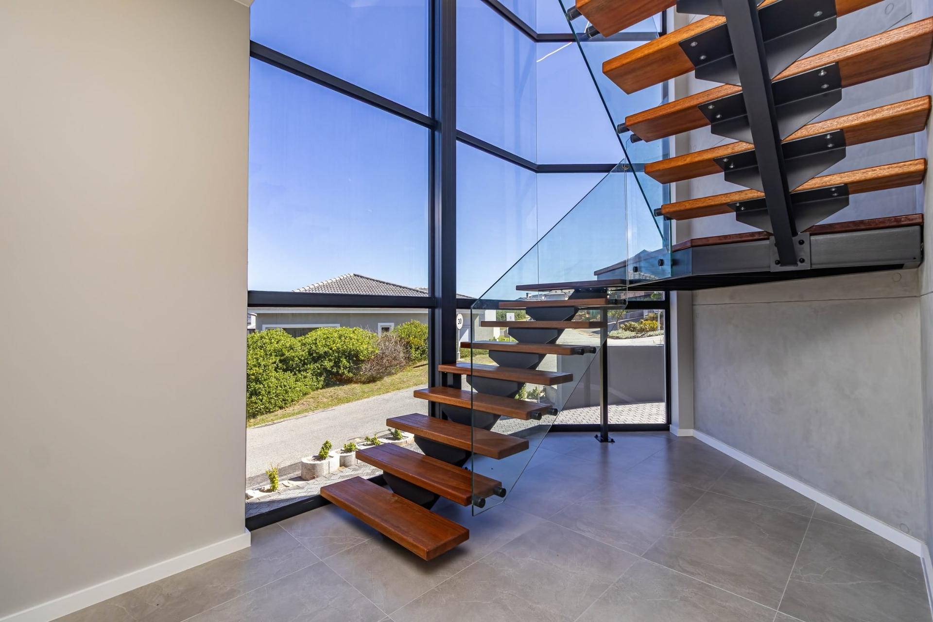 Contemporary Coastal Luxury with Panoramic Views — photograph 4