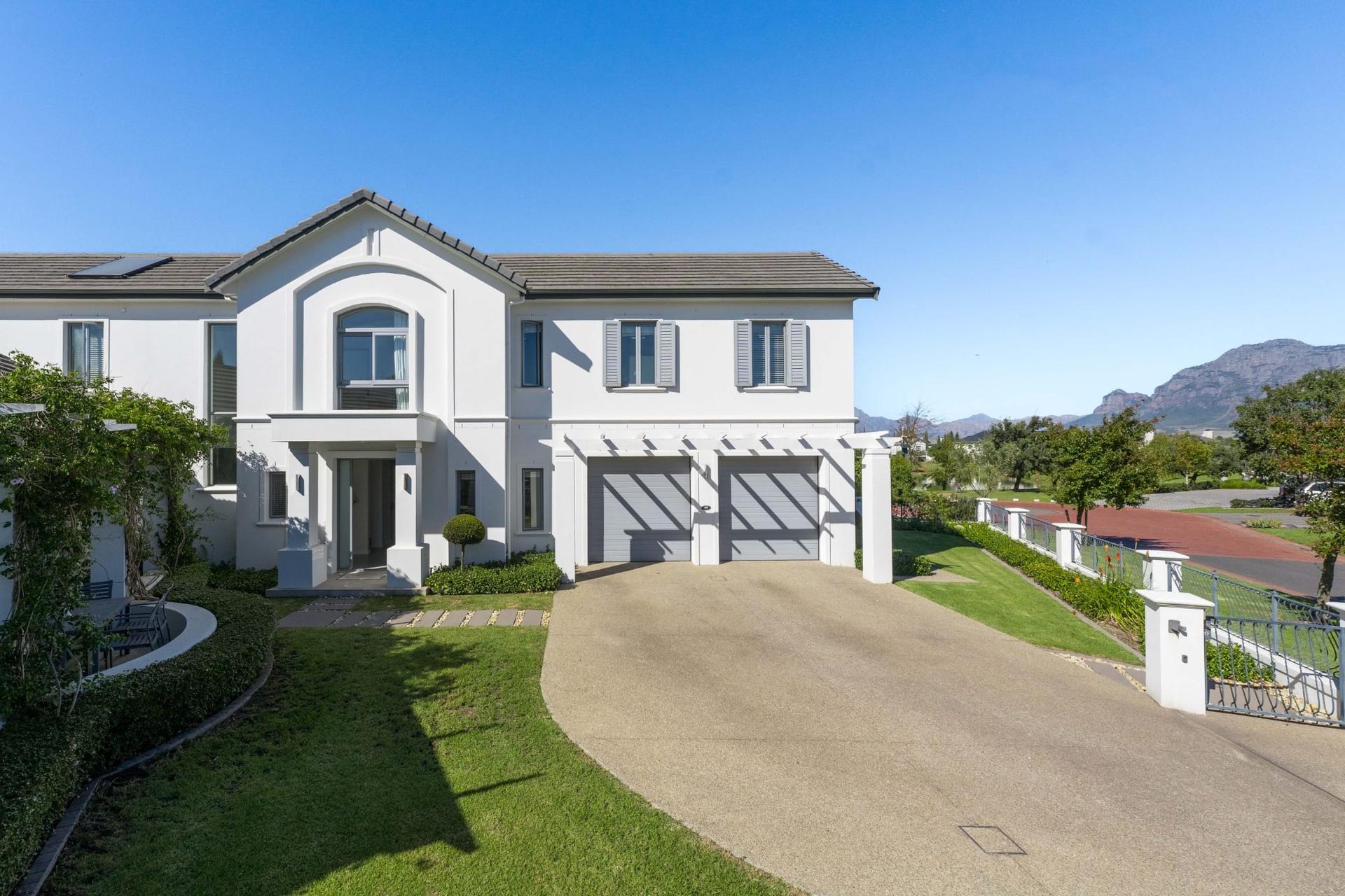 A Private Cul-de-Sac Retreat with Lake and Mountain Views — photograph 4