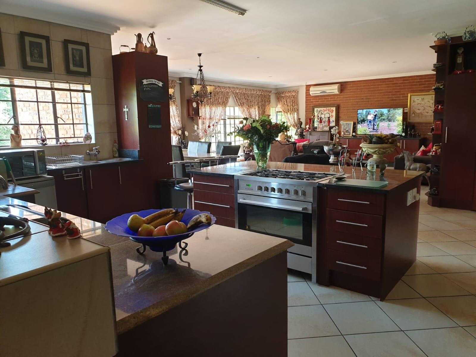 6 Bedroom House For Sale in De Wildt — photograph 4