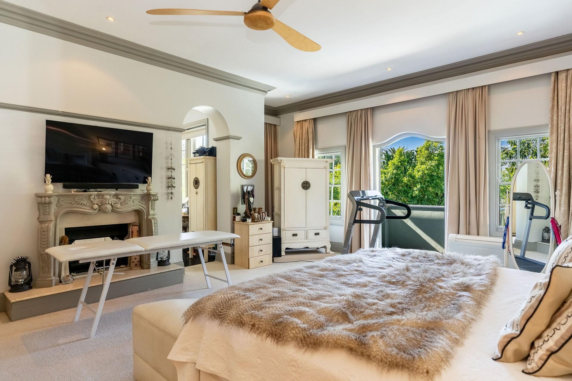 elegant manor in prime location — photograph 4
